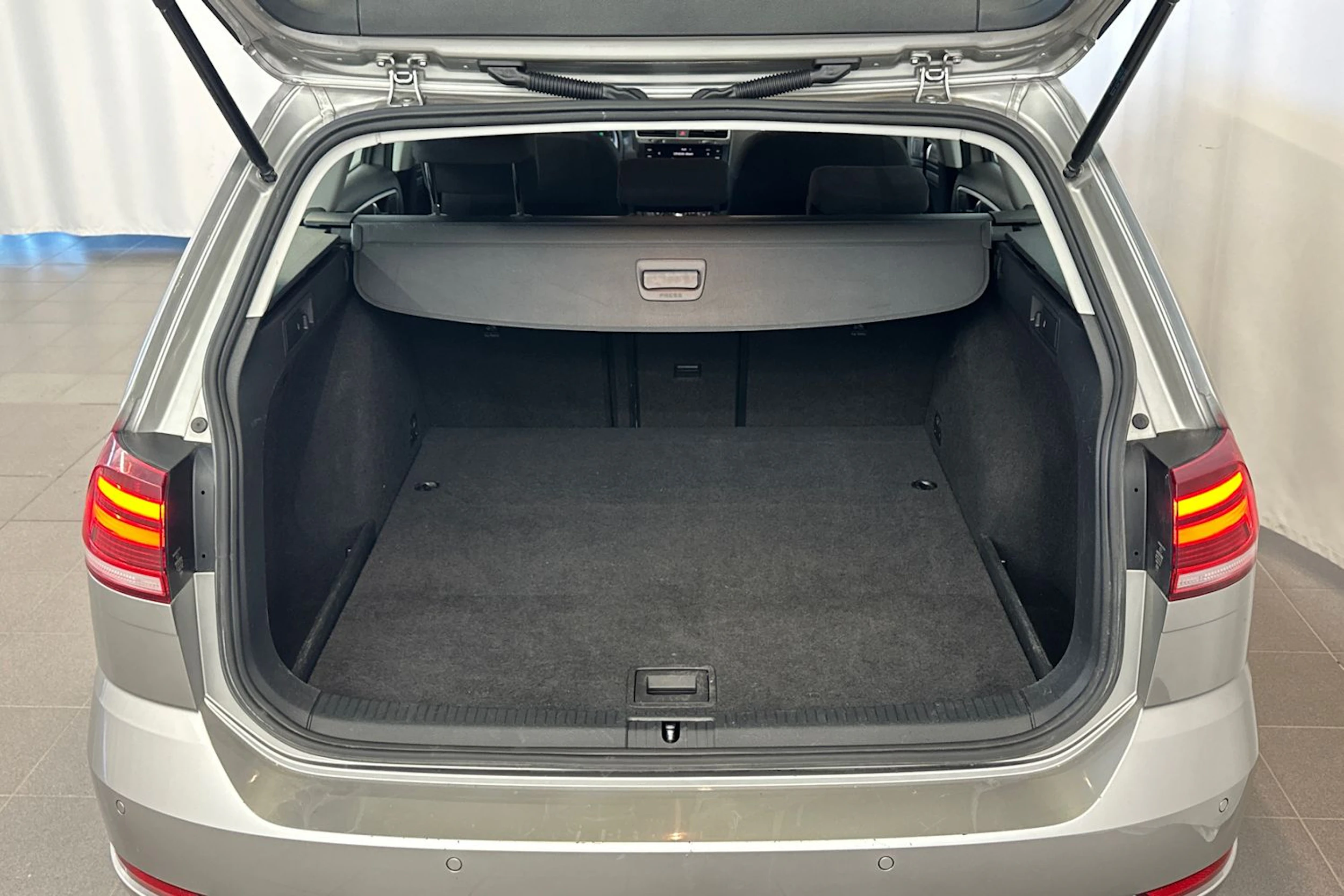 Harmaa Volkswagen GOLF 2018 kuva 13.