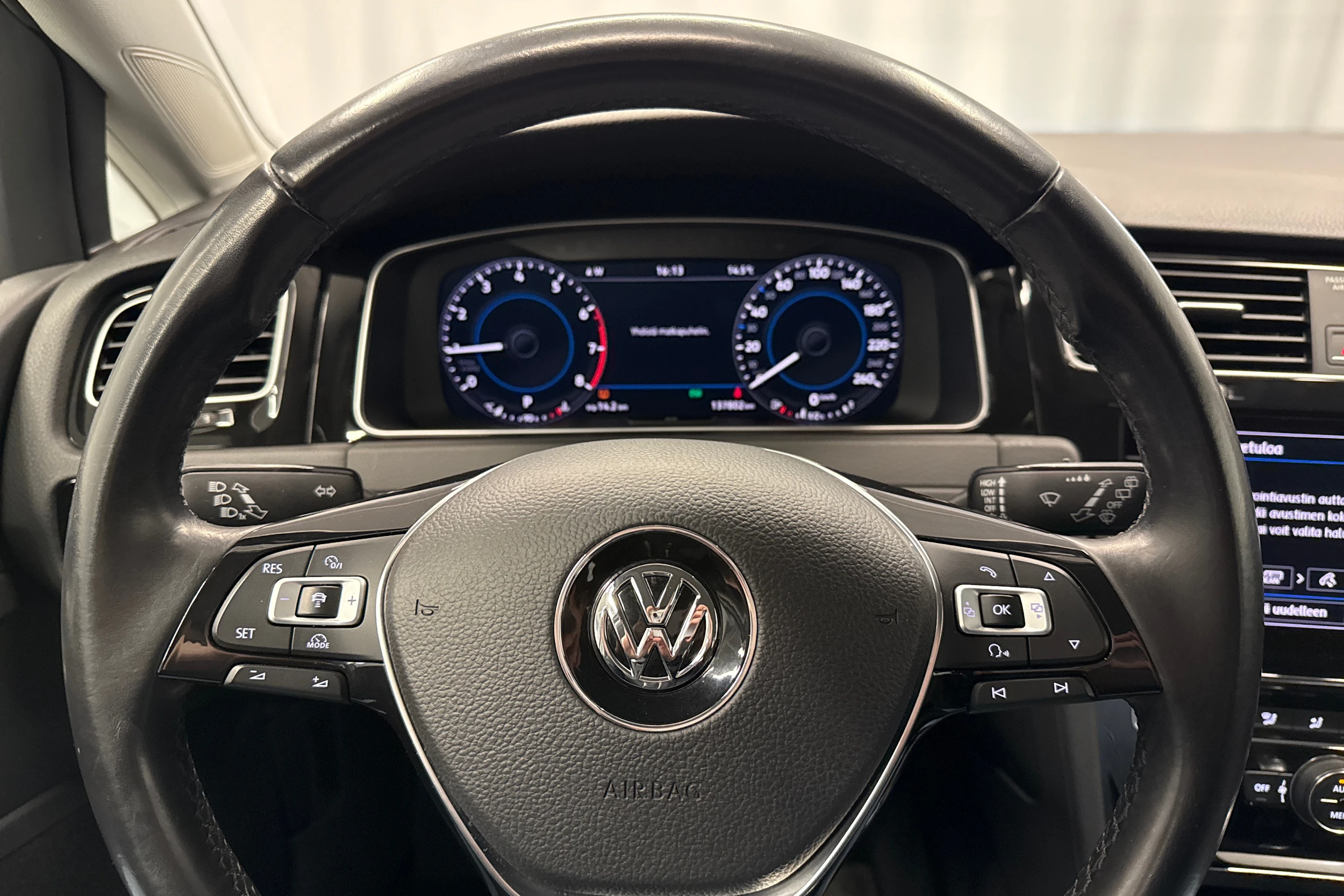 valkoinen Volkswagen Golf 2018 kuva 15.