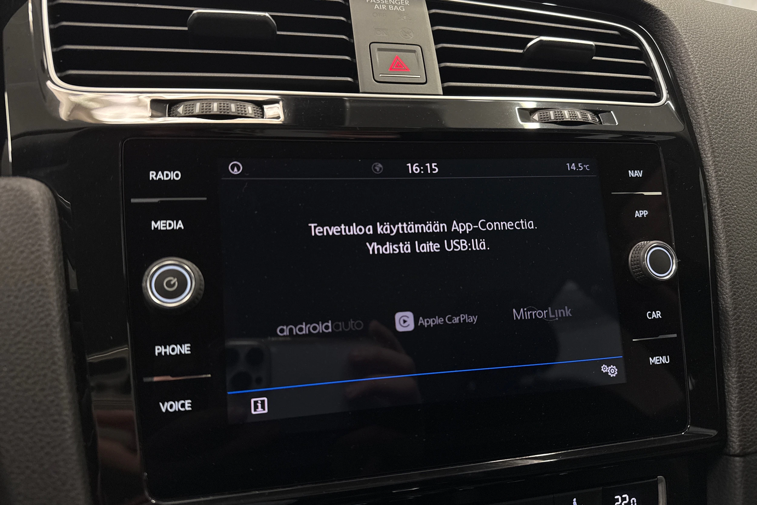 valkoinen Volkswagen Golf 2018 kuva 21.