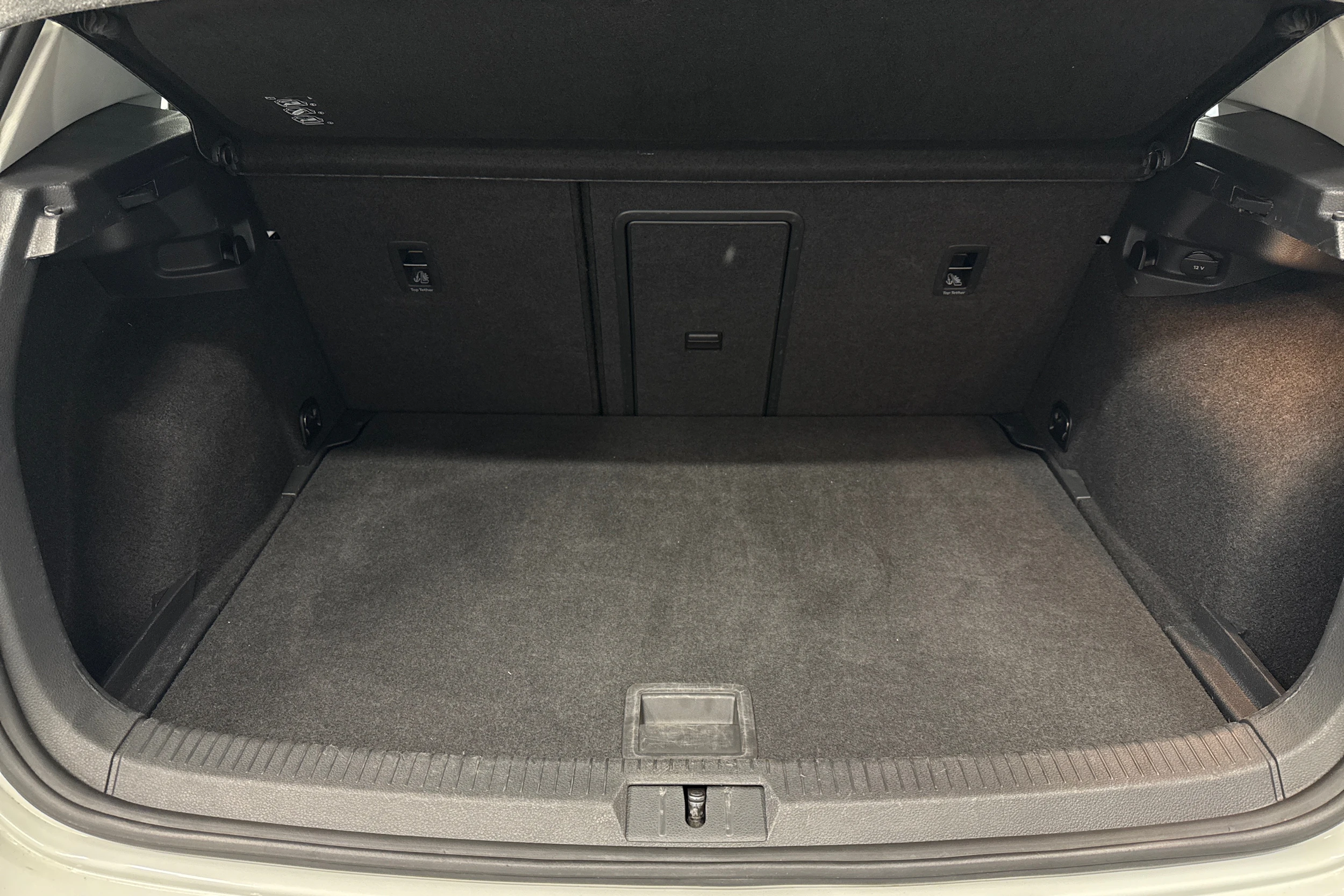 valkoinen Volkswagen Golf 2018 kuva 24.