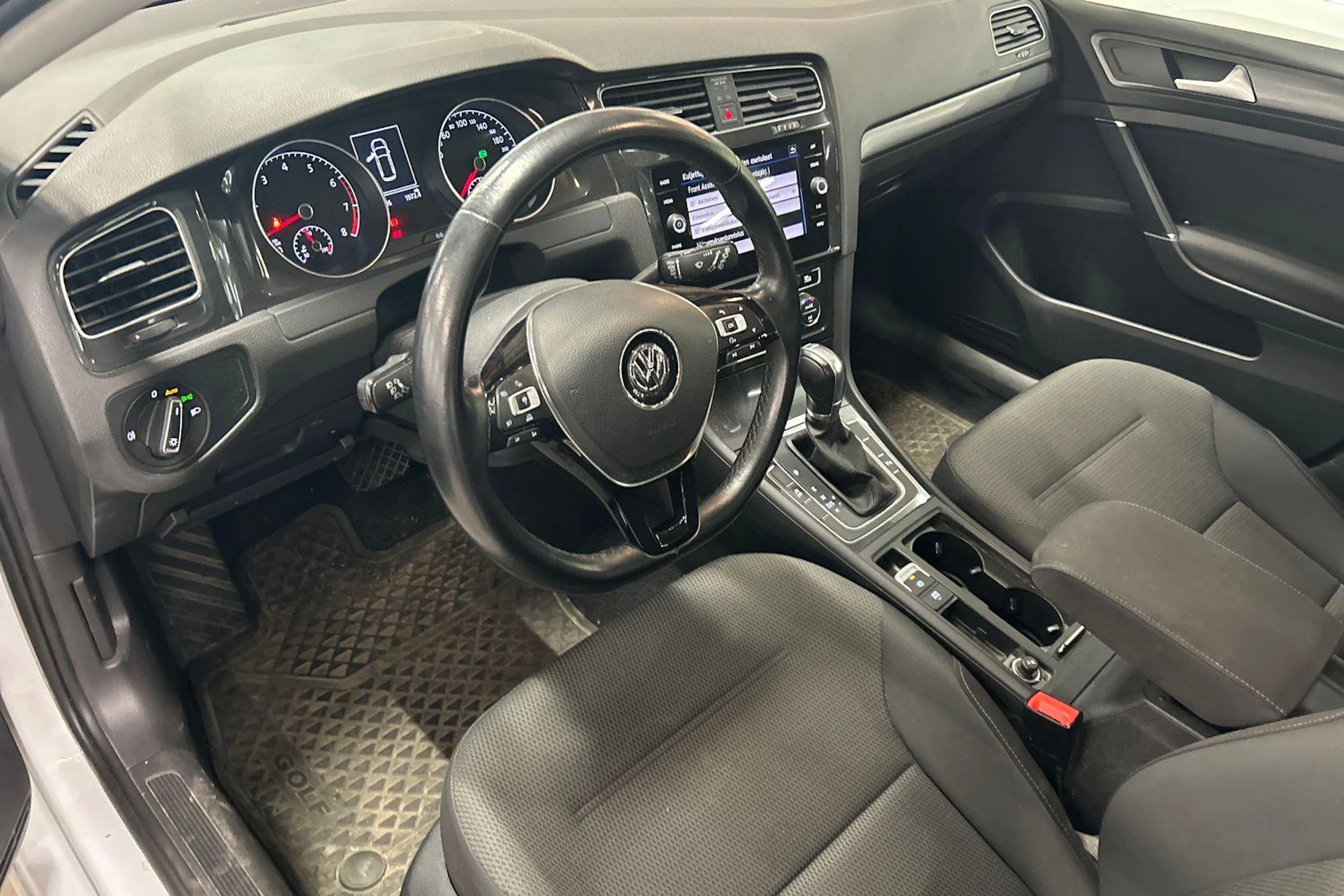 valkoinen Volkswagen Golf 2018 kuva 3.