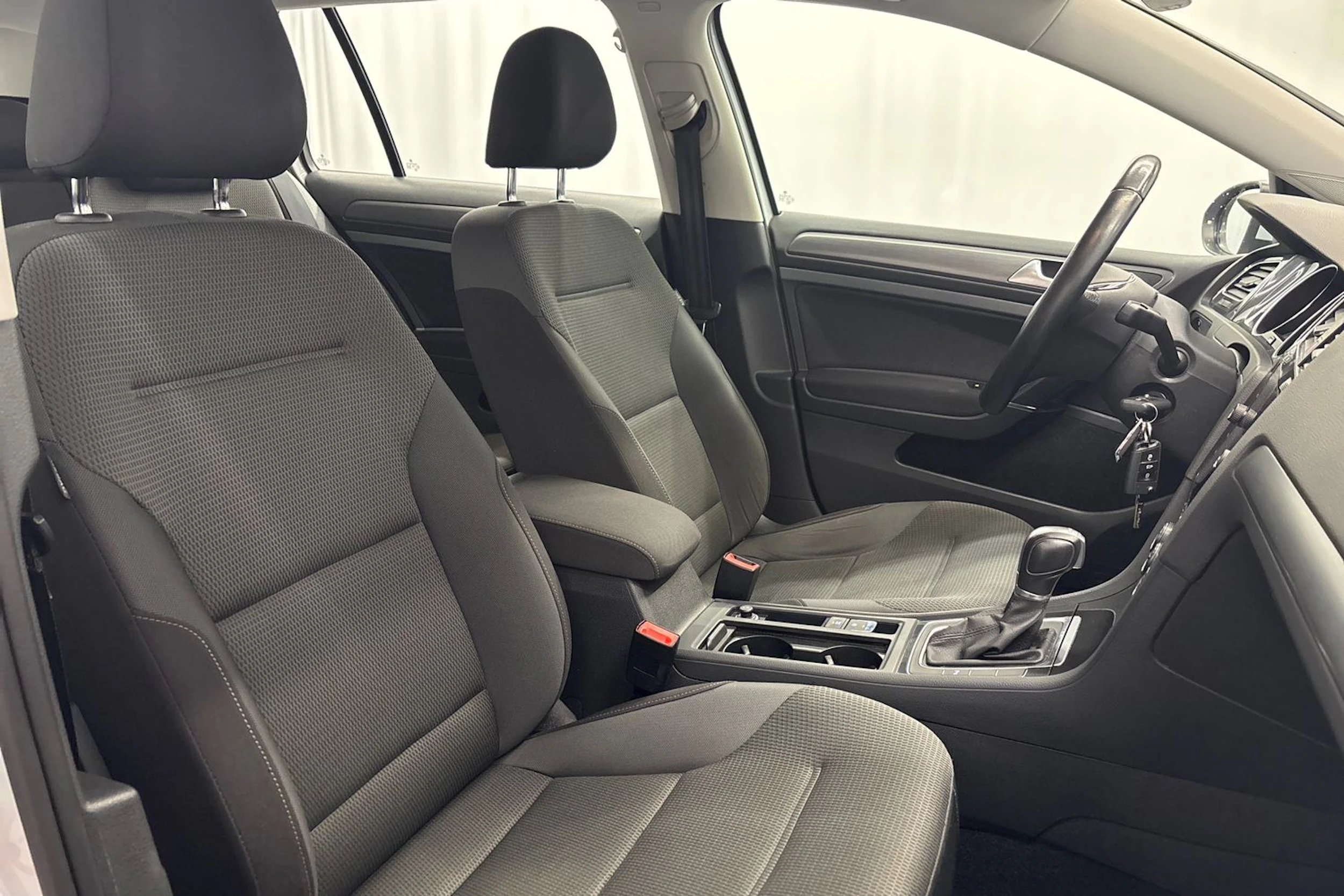 valkoinen Volkswagen Golf 2018 kuva 11.