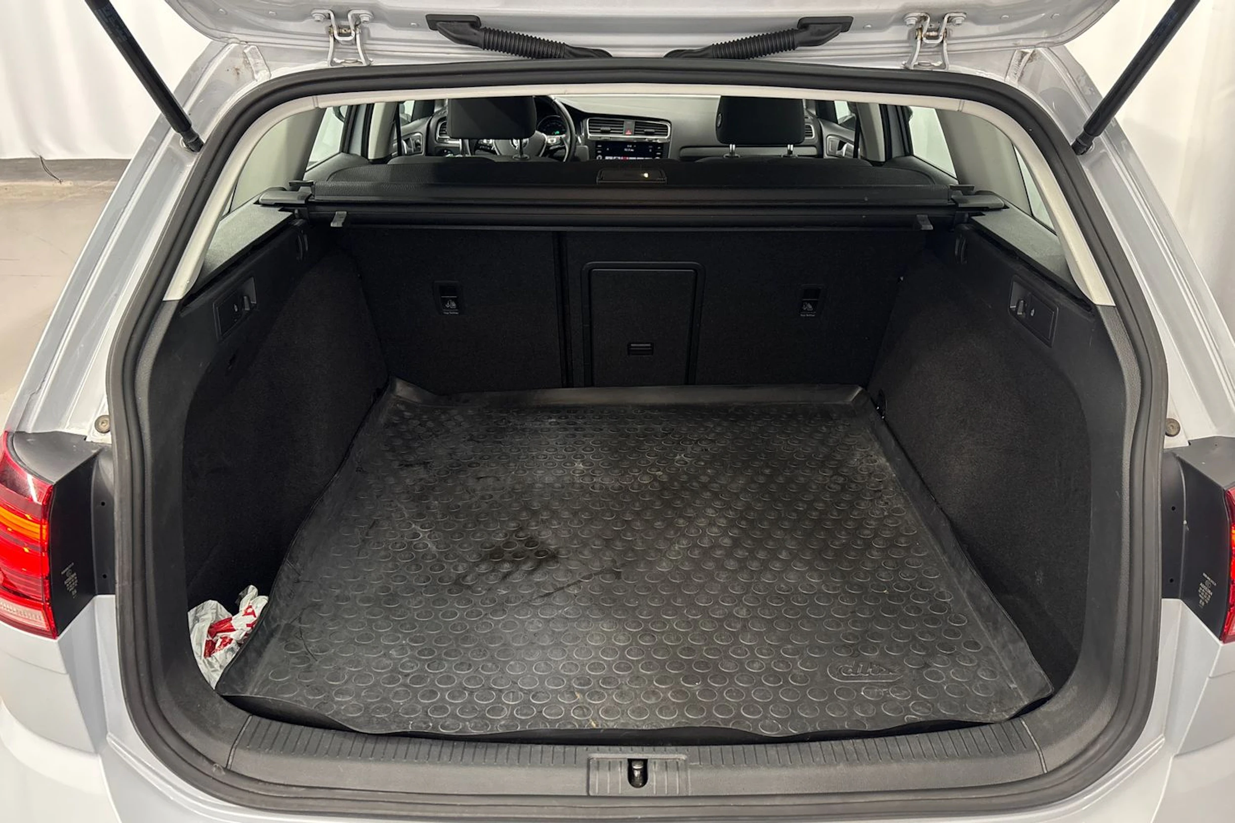 valkoinen Volkswagen Golf 2018 kuva 12.