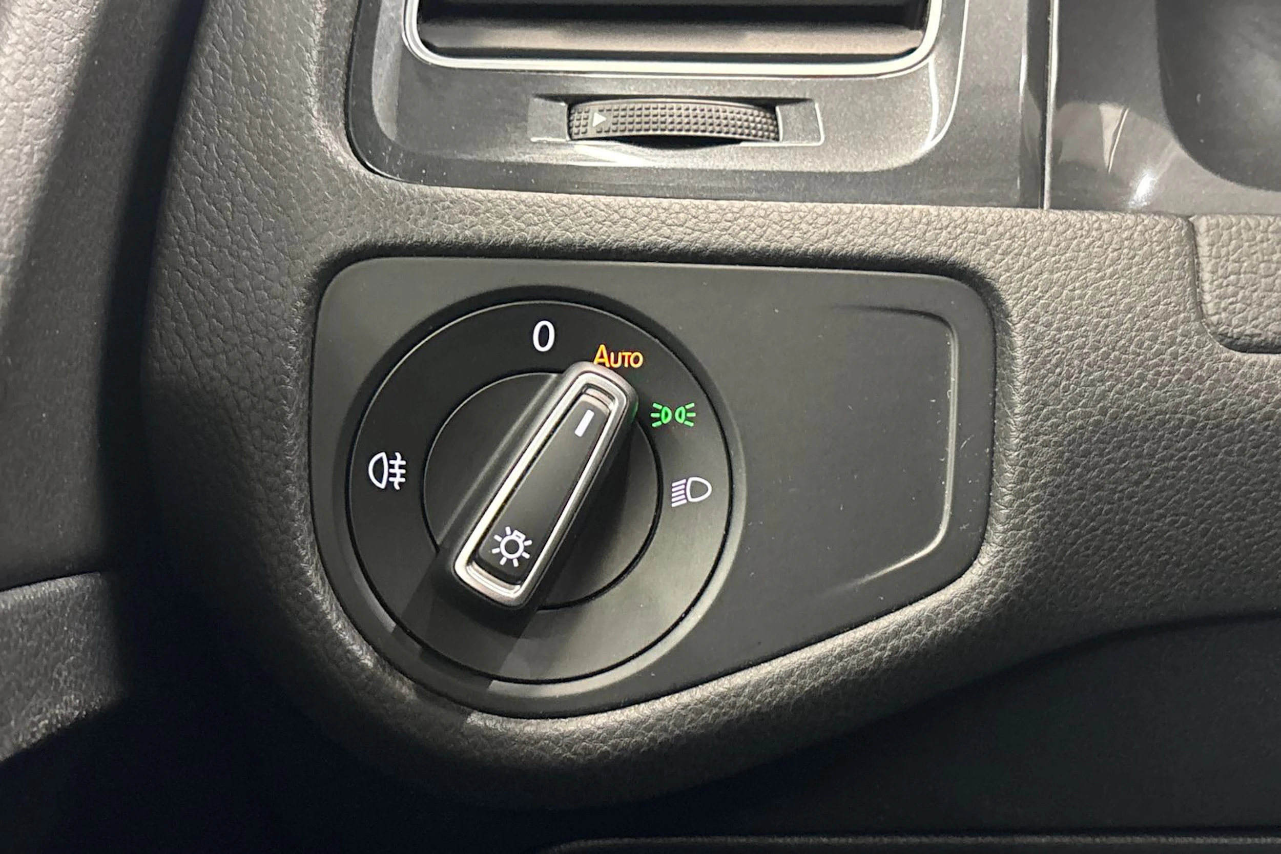 valkoinen Volkswagen Golf 2018 kuva 15.