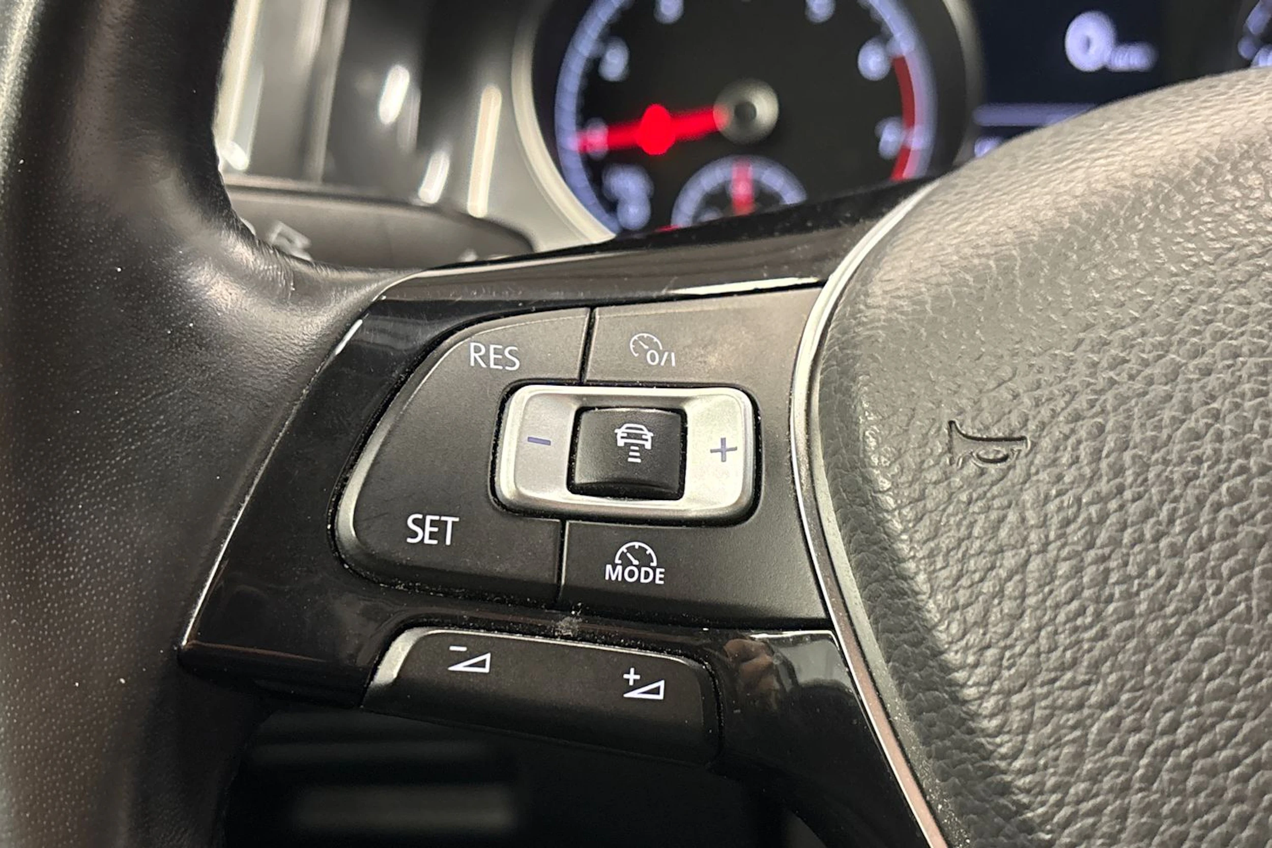 valkoinen Volkswagen Golf 2018 kuva 16.