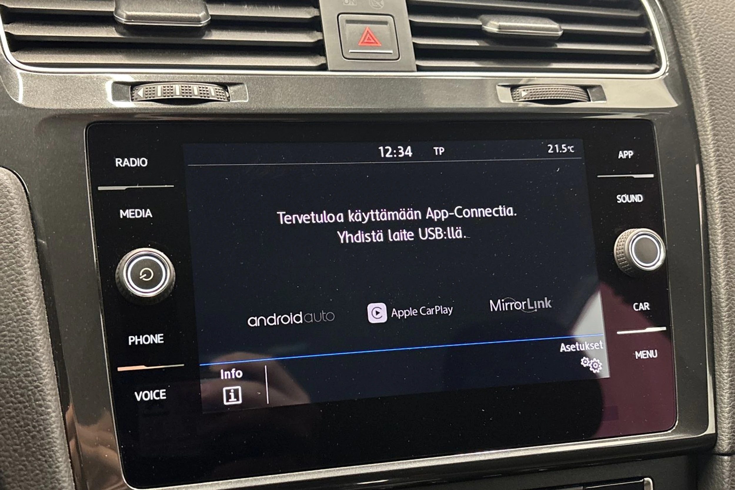 valkoinen Volkswagen Golf 2018 kuva 20.