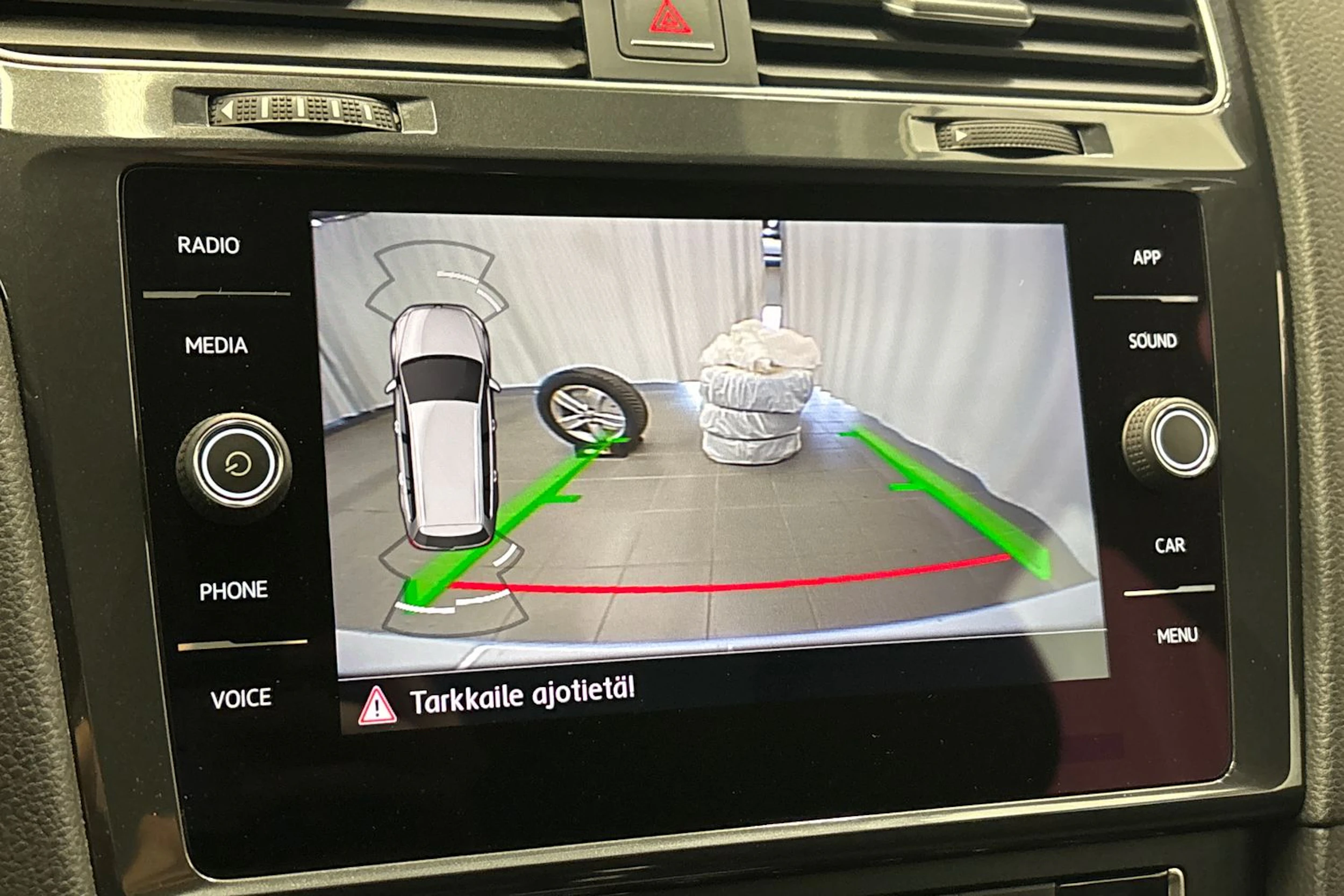 valkoinen Volkswagen Golf 2018 kuva 23.