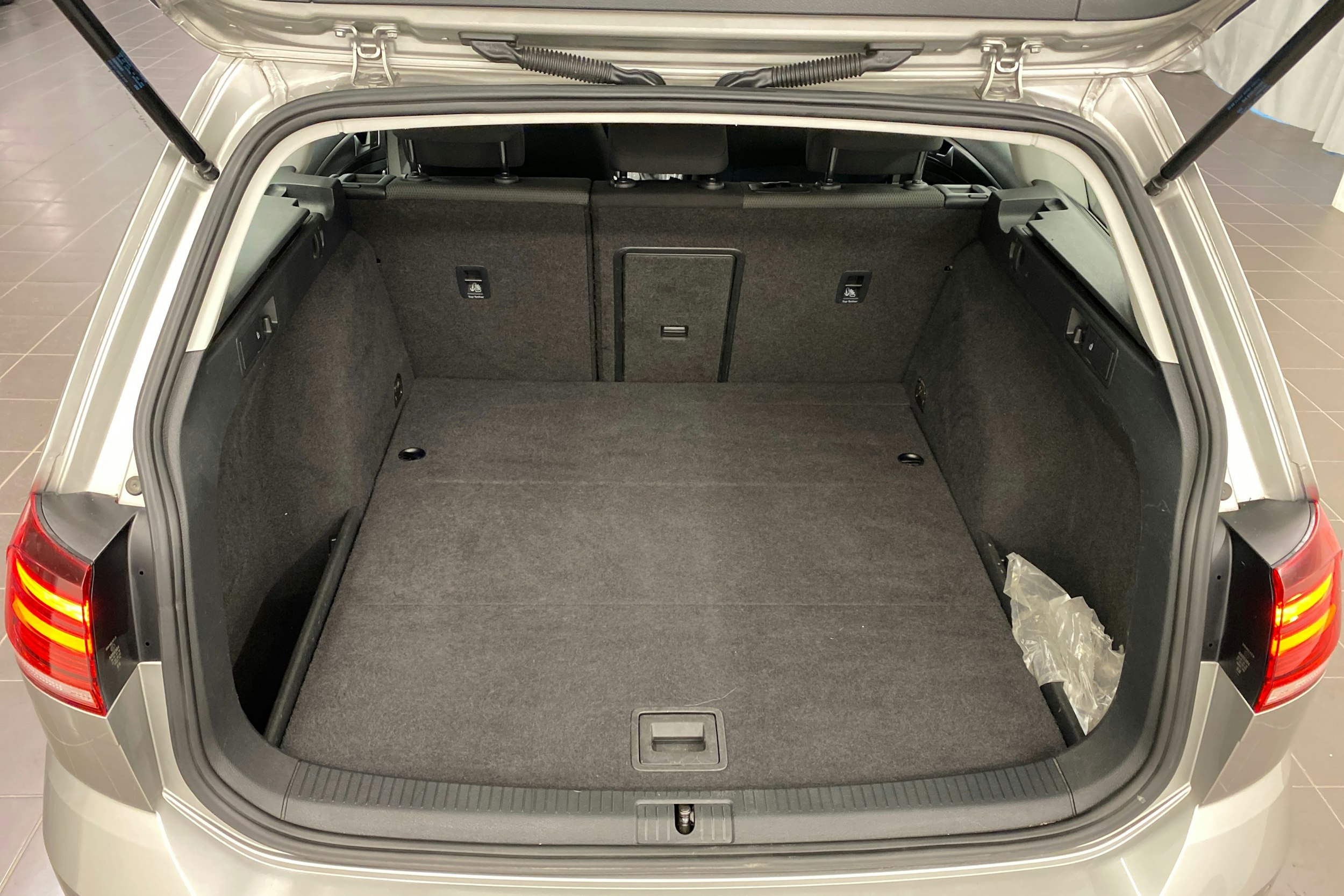 harmaa Volkswagen Golf 2018 kuva 14.