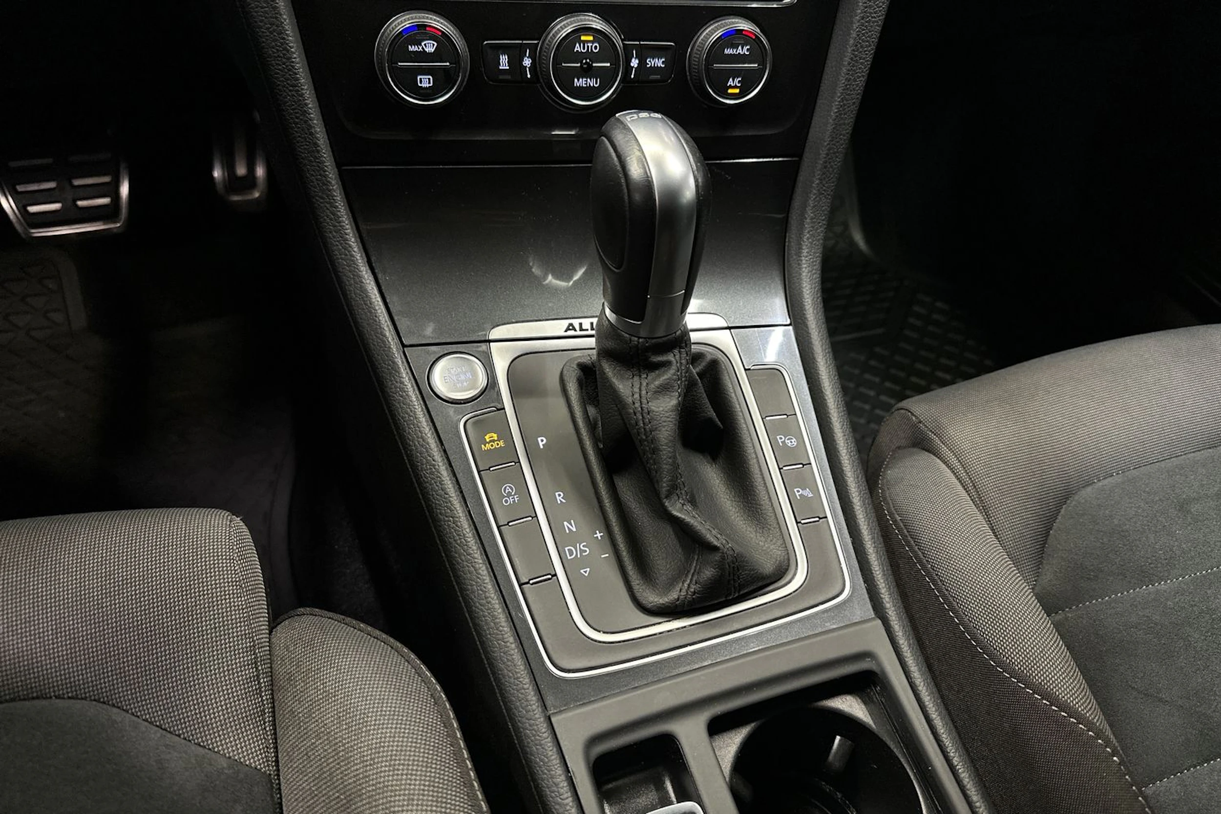 valkoinen Volkswagen Golf 2018 kuva 20.