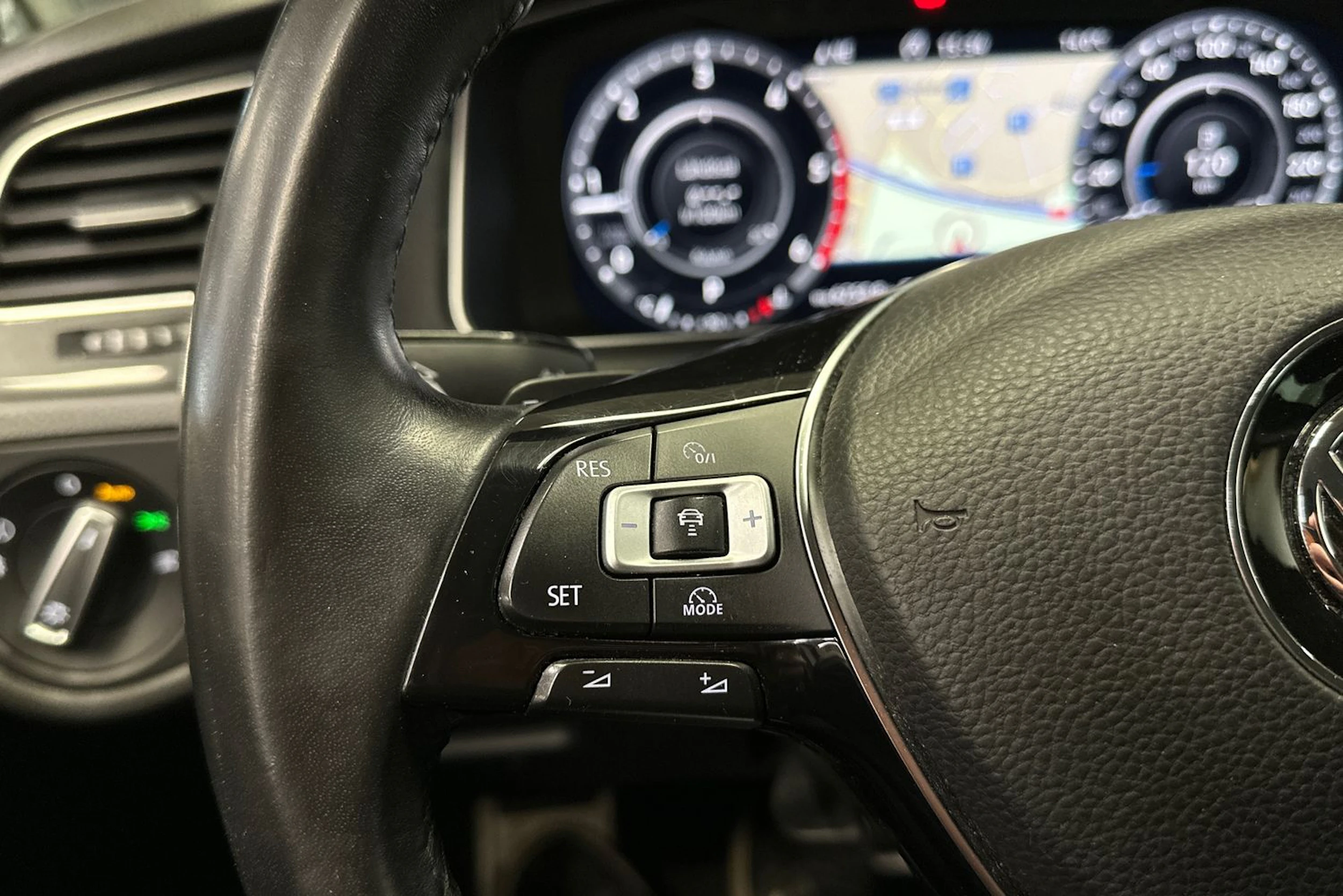 valkoinen Volkswagen Golf 2018 kuva 23.