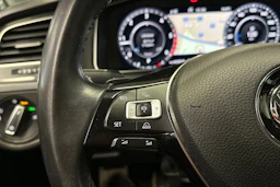 valkoinen Volkswagen Golf 2018 kuva 23.