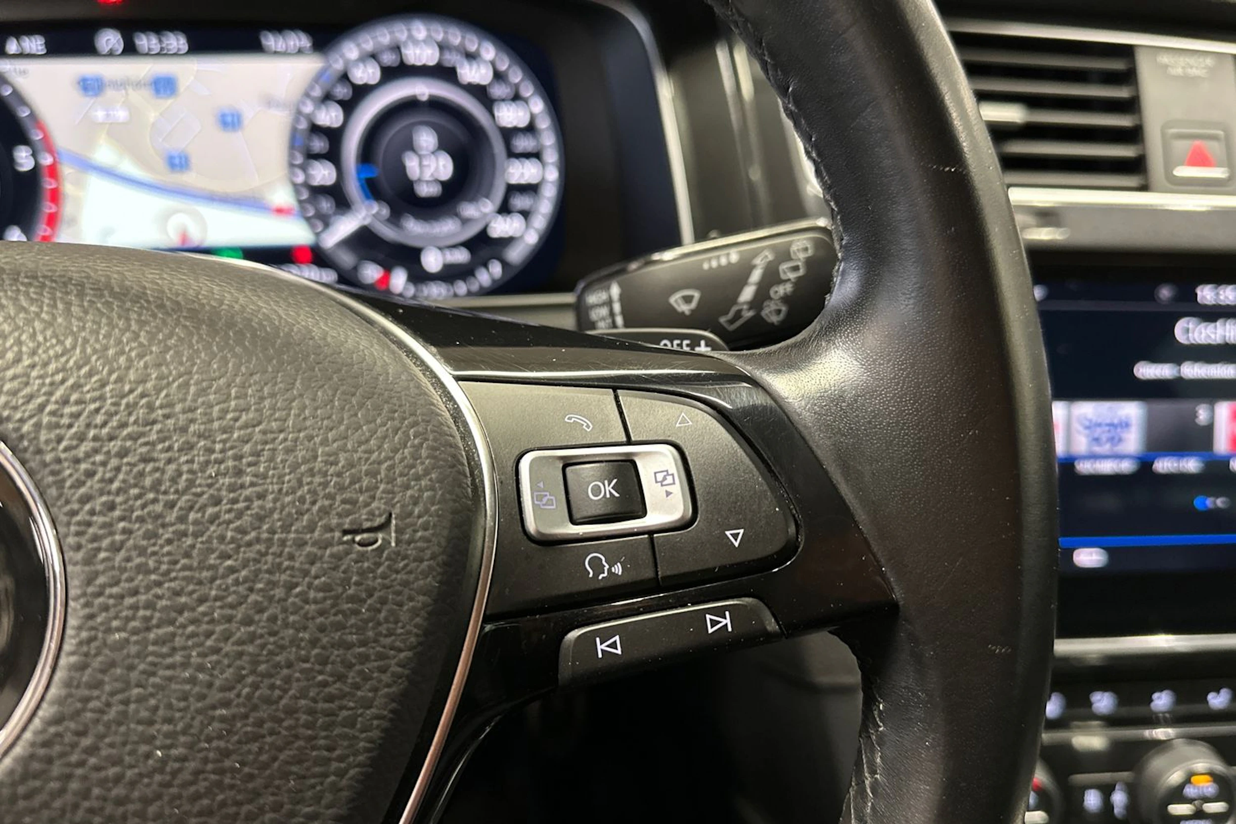 valkoinen Volkswagen Golf 2018 kuva 24.