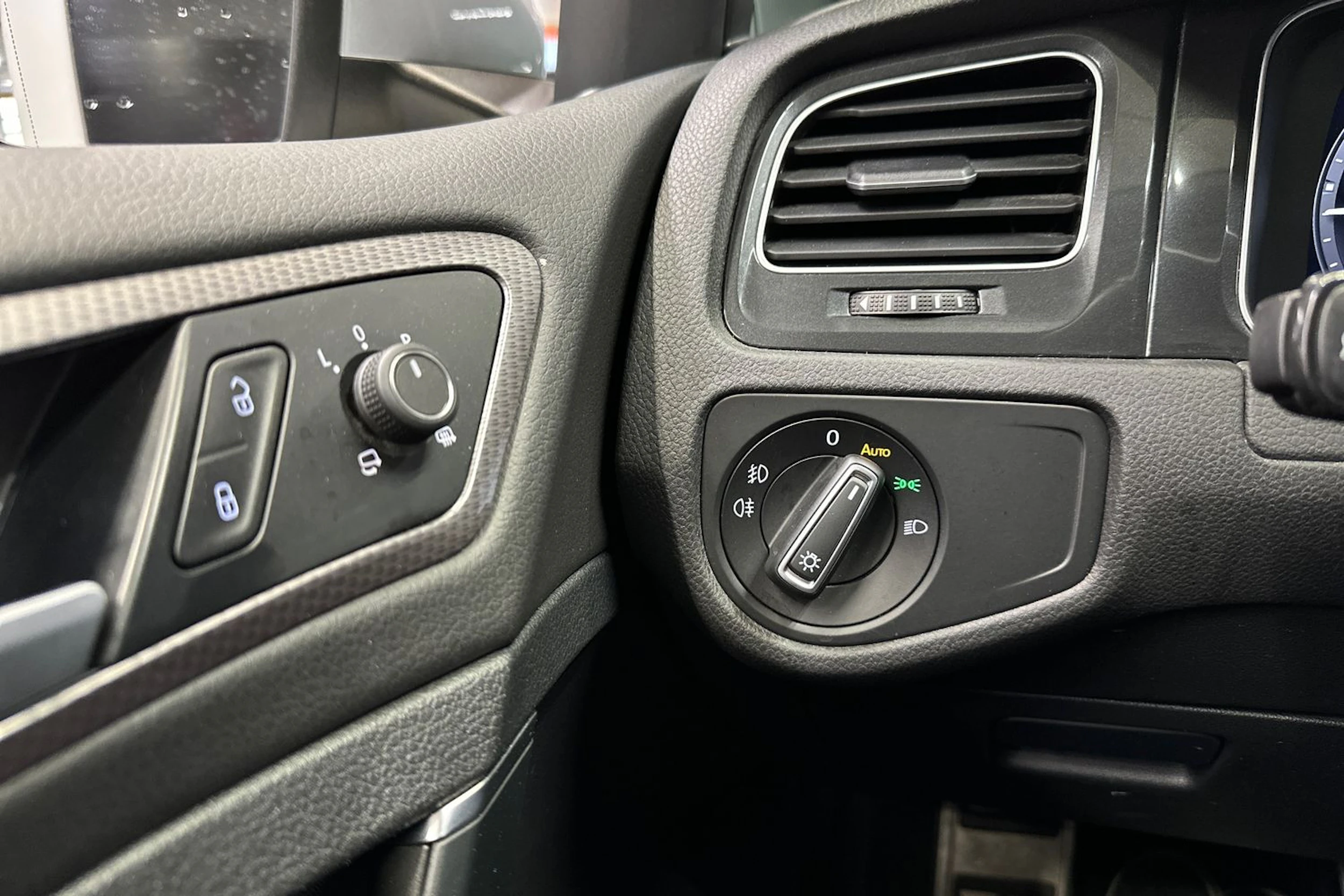 valkoinen Volkswagen Golf 2018 kuva 25.