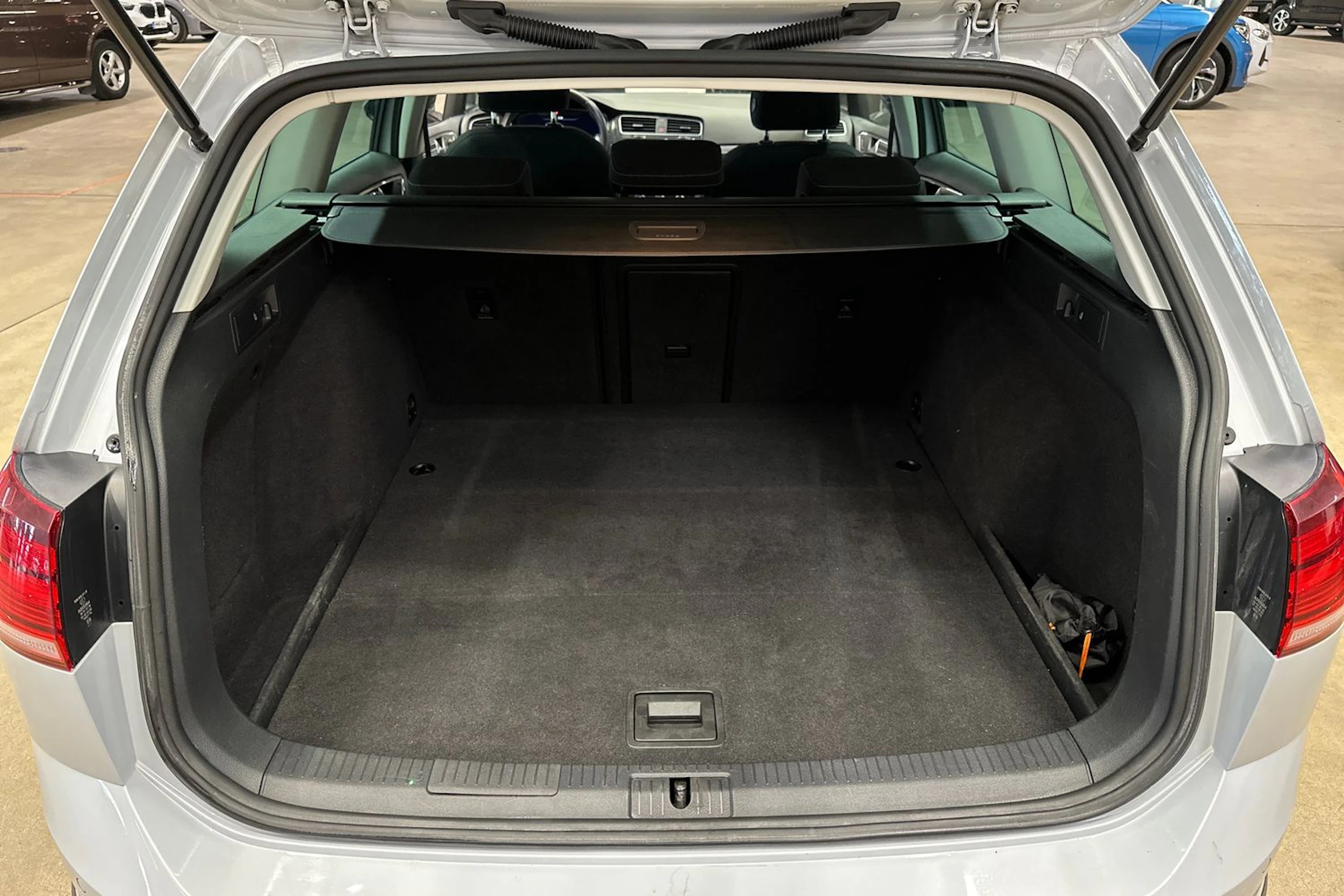 valkoinen Volkswagen Golf 2018 kuva 26.