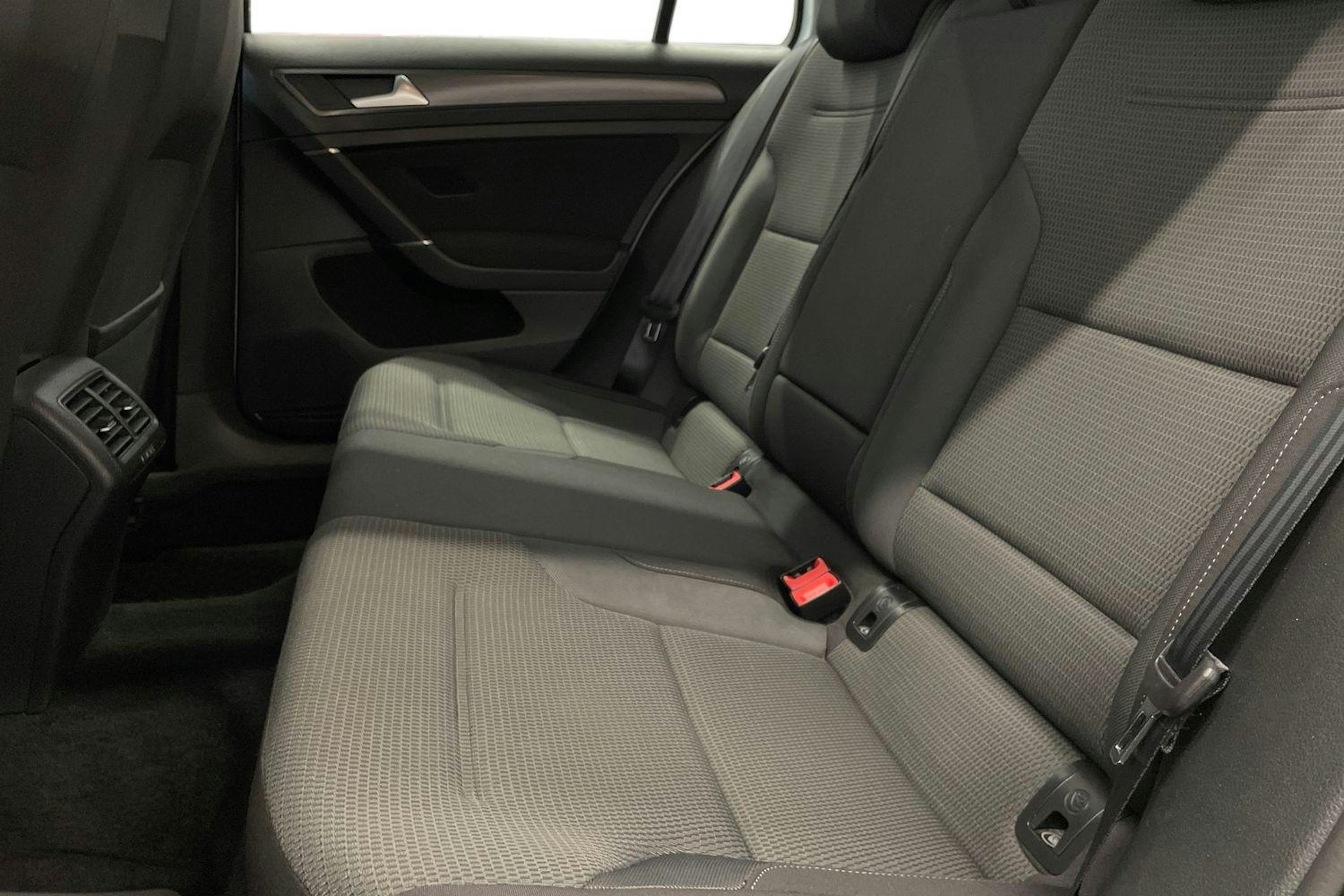 Valkoinen Volkswagen GOLF 2018 kuva 10.