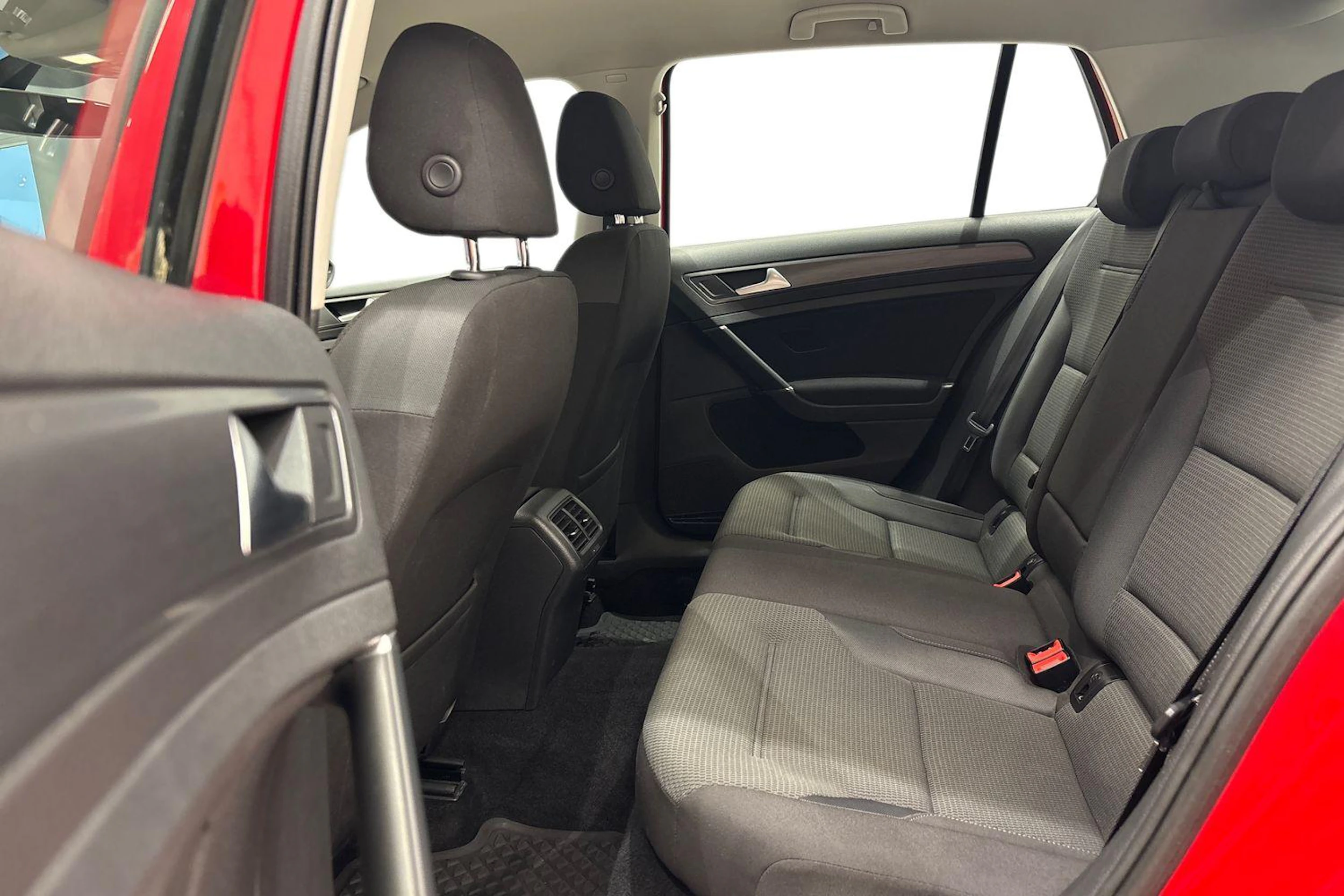 punainen Volkswagen Golf 2019 kuva 12.