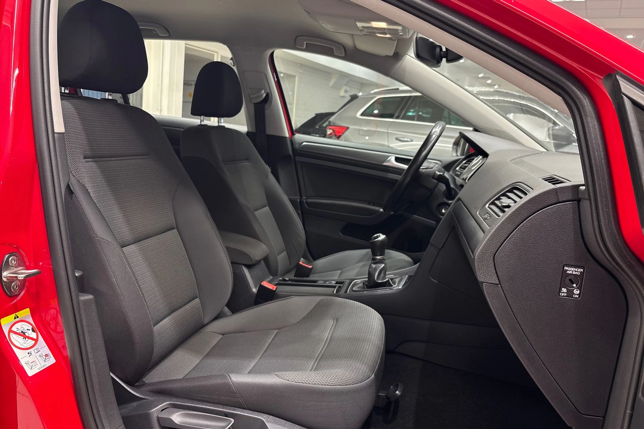 punainen Volkswagen Golf 2019 kuva 13.