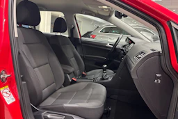 punainen Volkswagen Golf 2019 kuva 13.