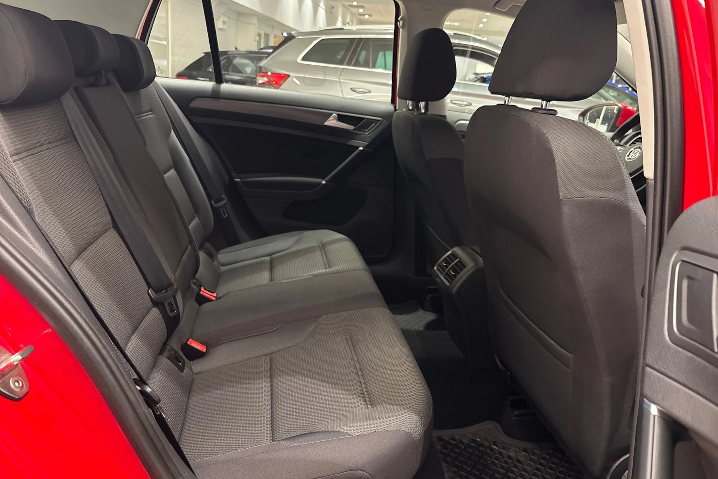 punainen Volkswagen Golf 2019 kuva 15.