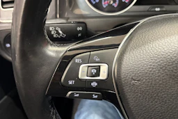 punainen Volkswagen Golf 2019 kuva 18.