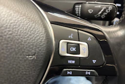punainen Volkswagen Golf 2019 kuva 19.