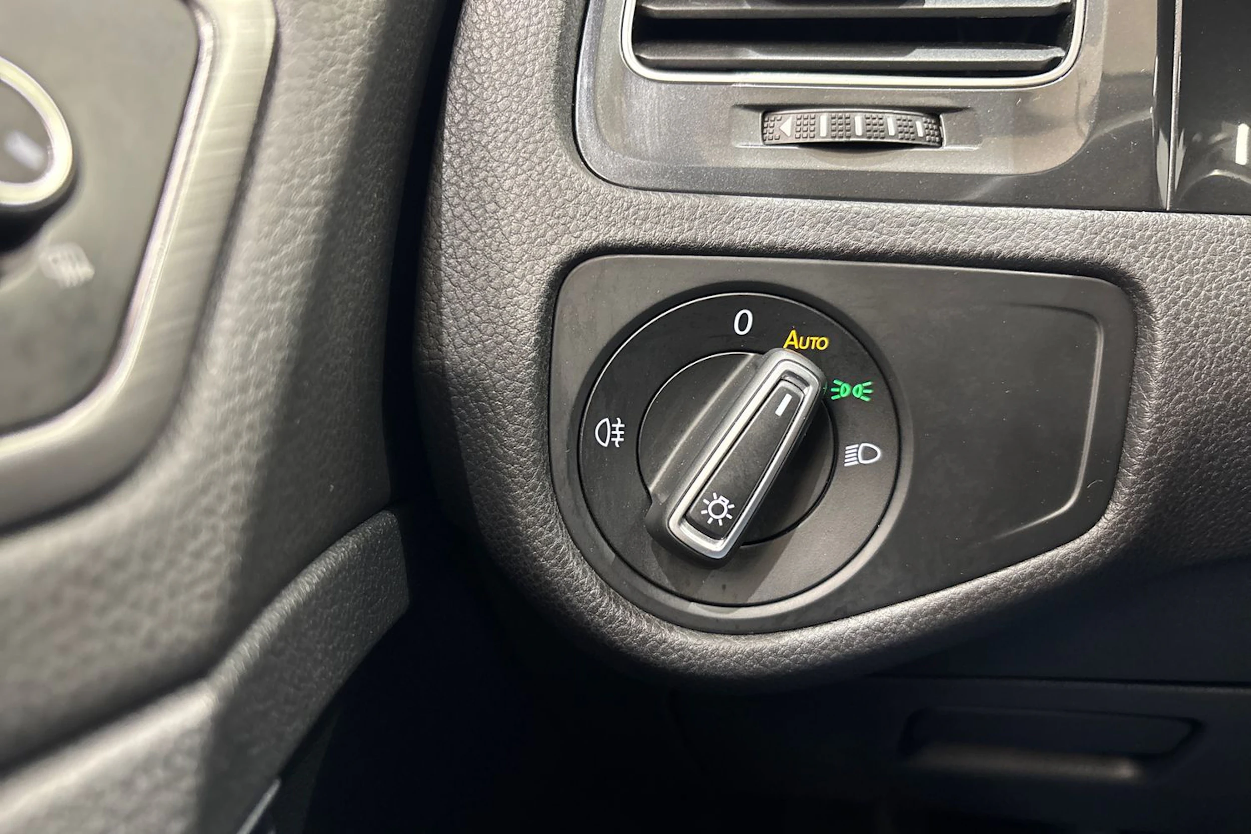 punainen Volkswagen Golf 2019 kuva 20.