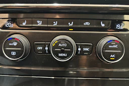 punainen Volkswagen Golf 2019 kuva 25.