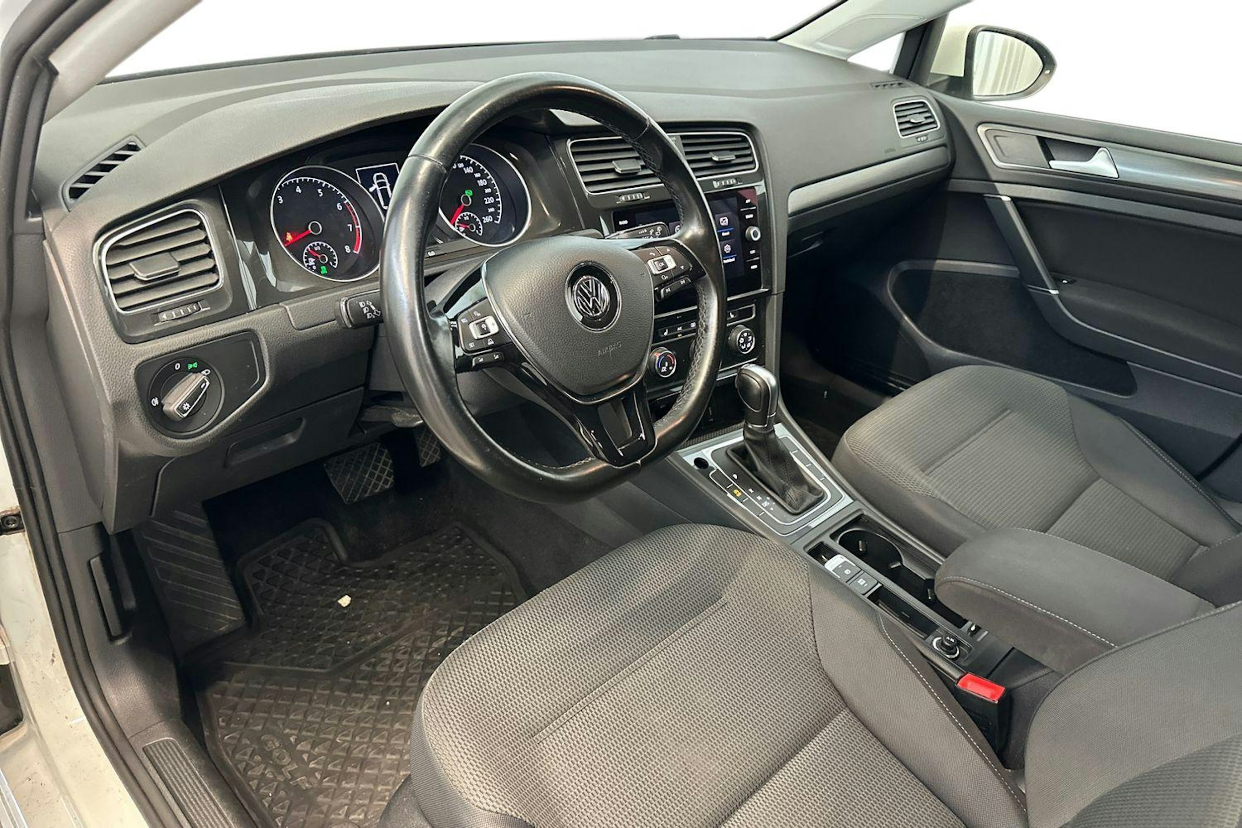 valkoinen Volkswagen Golf 2018 kuva 7.