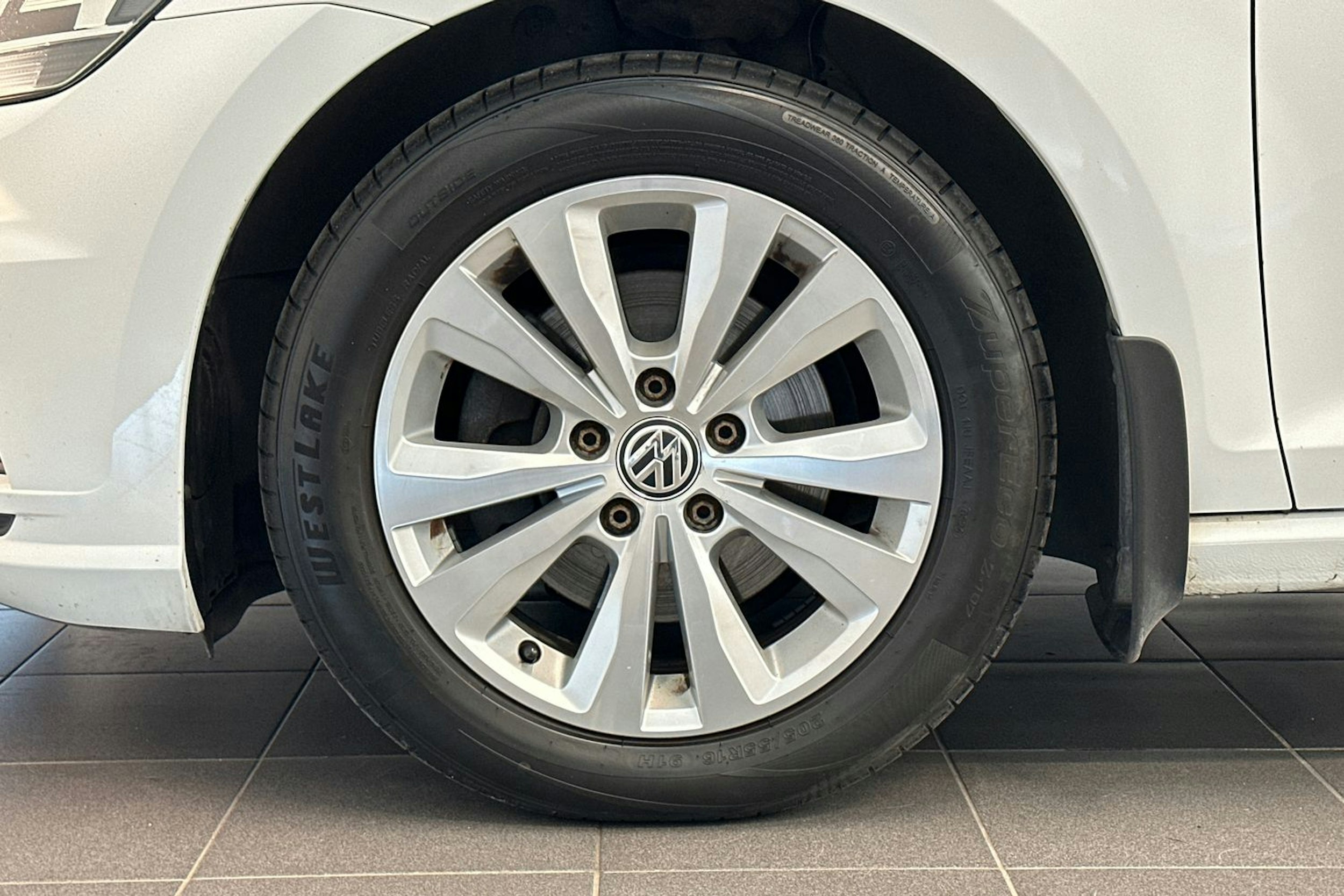 valkoinen Volkswagen Golf 2018 kuva 11.