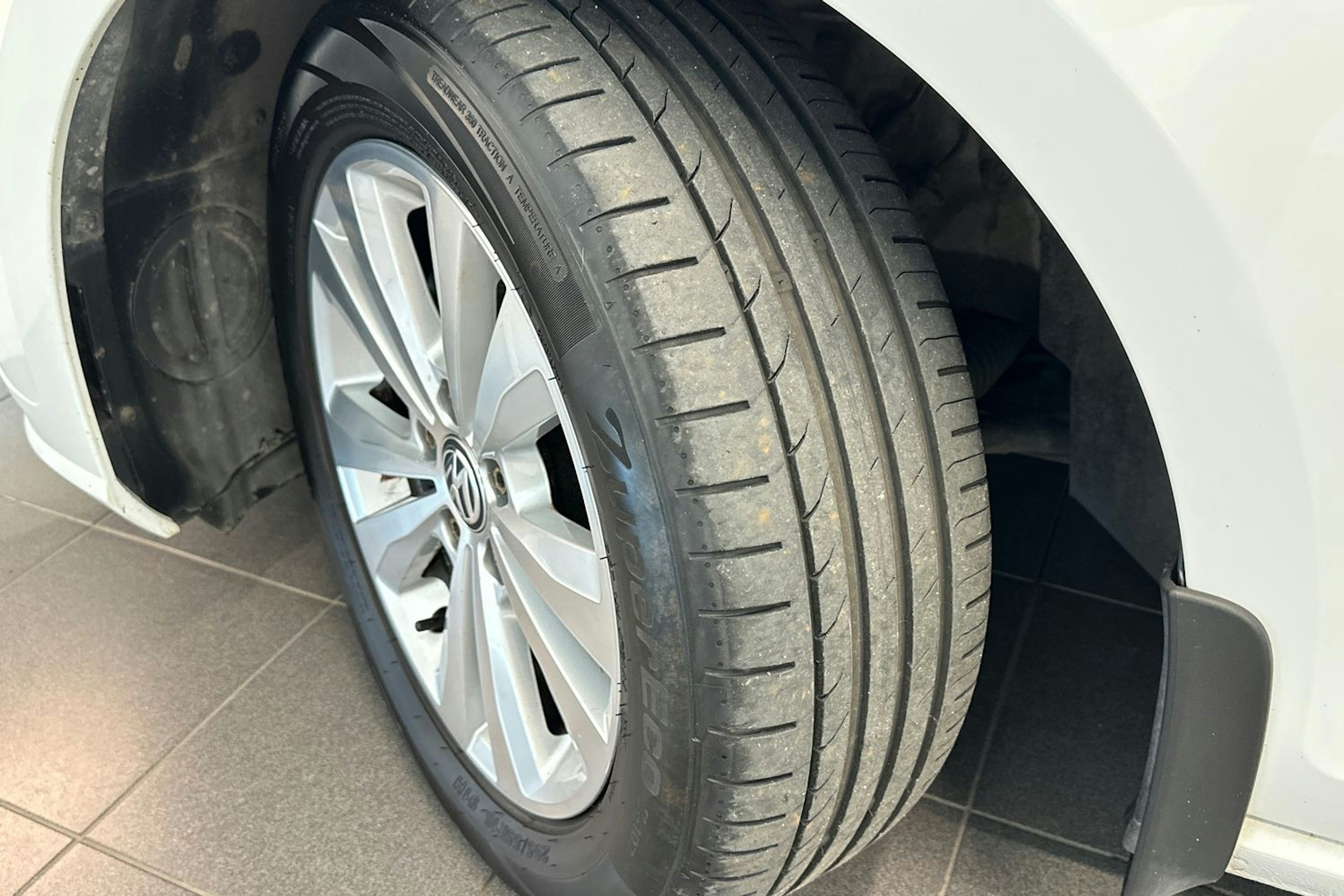 valkoinen Volkswagen Golf 2018 kuva 13.