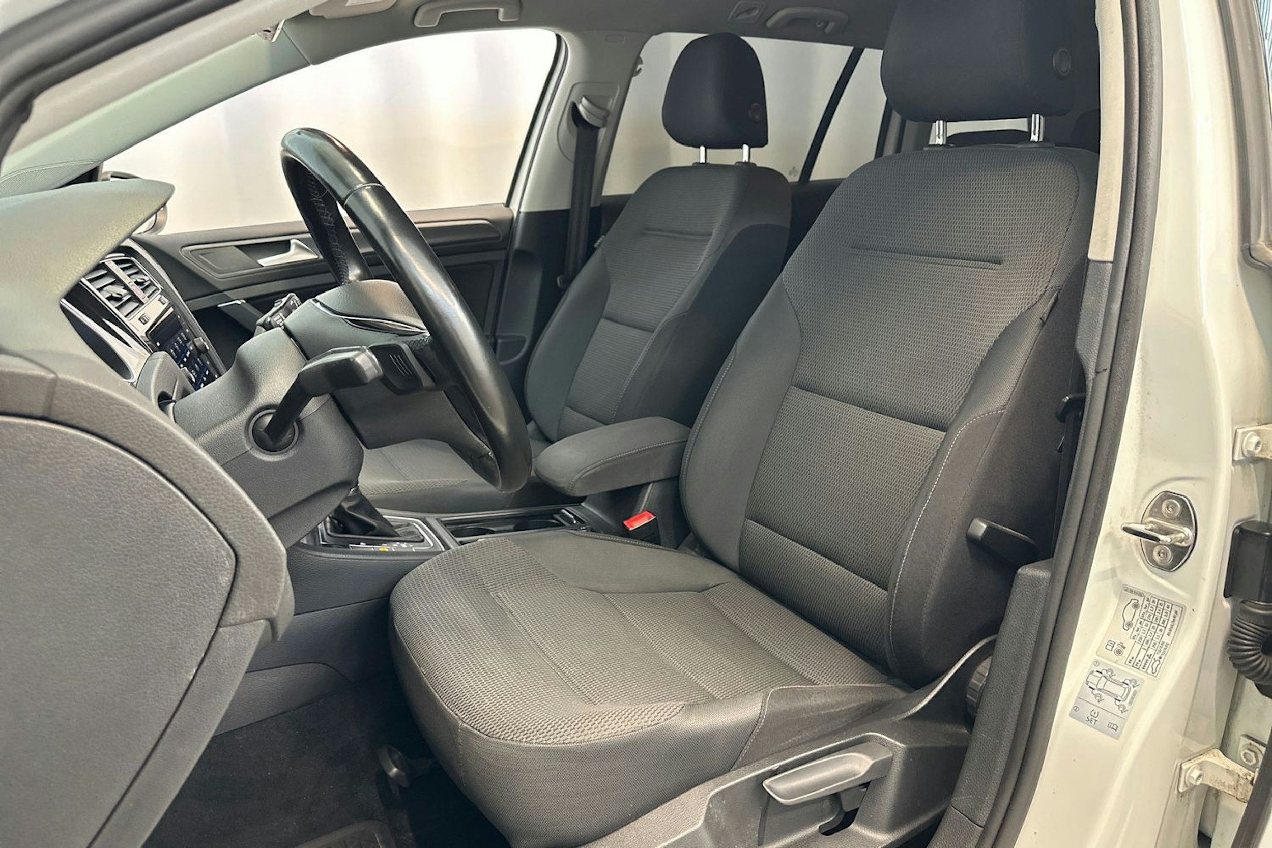 valkoinen Volkswagen Golf 2018 kuva 14.