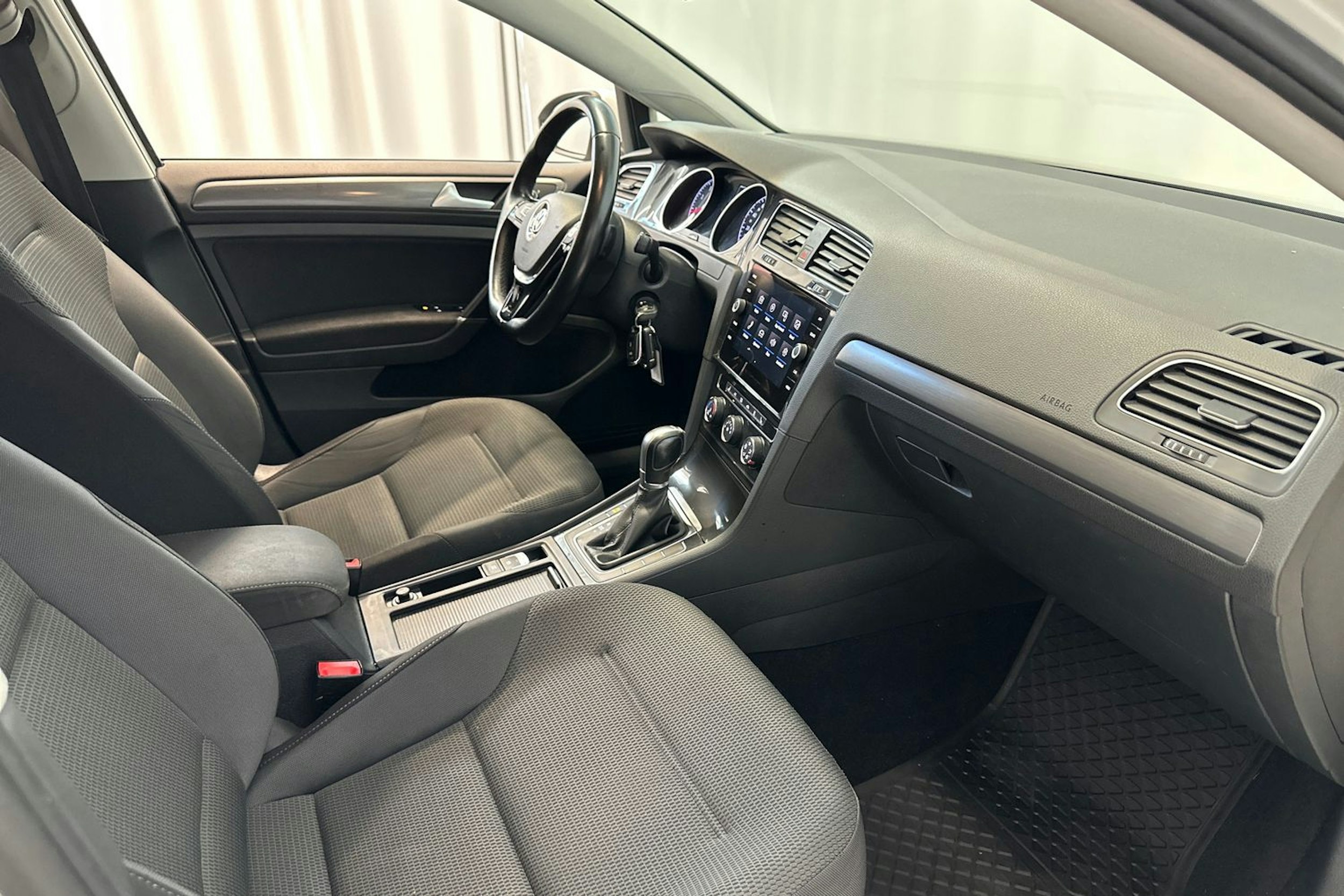 valkoinen Volkswagen Golf 2018 kuva 15.