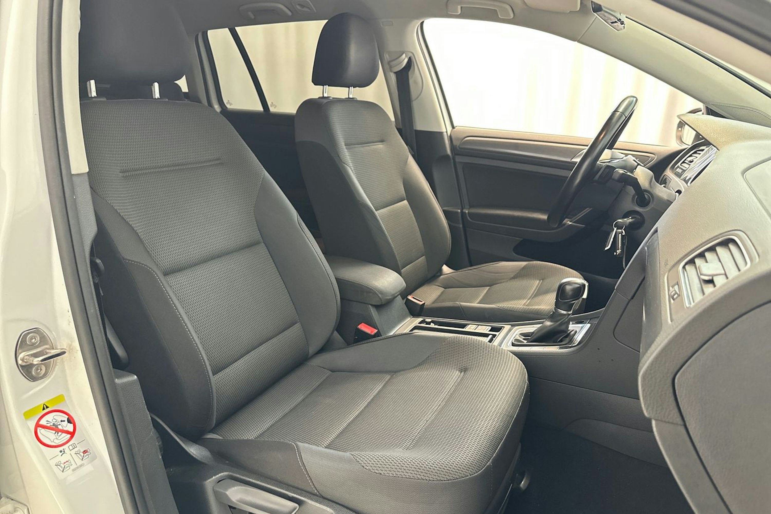 valkoinen Volkswagen Golf 2018 kuva 16.