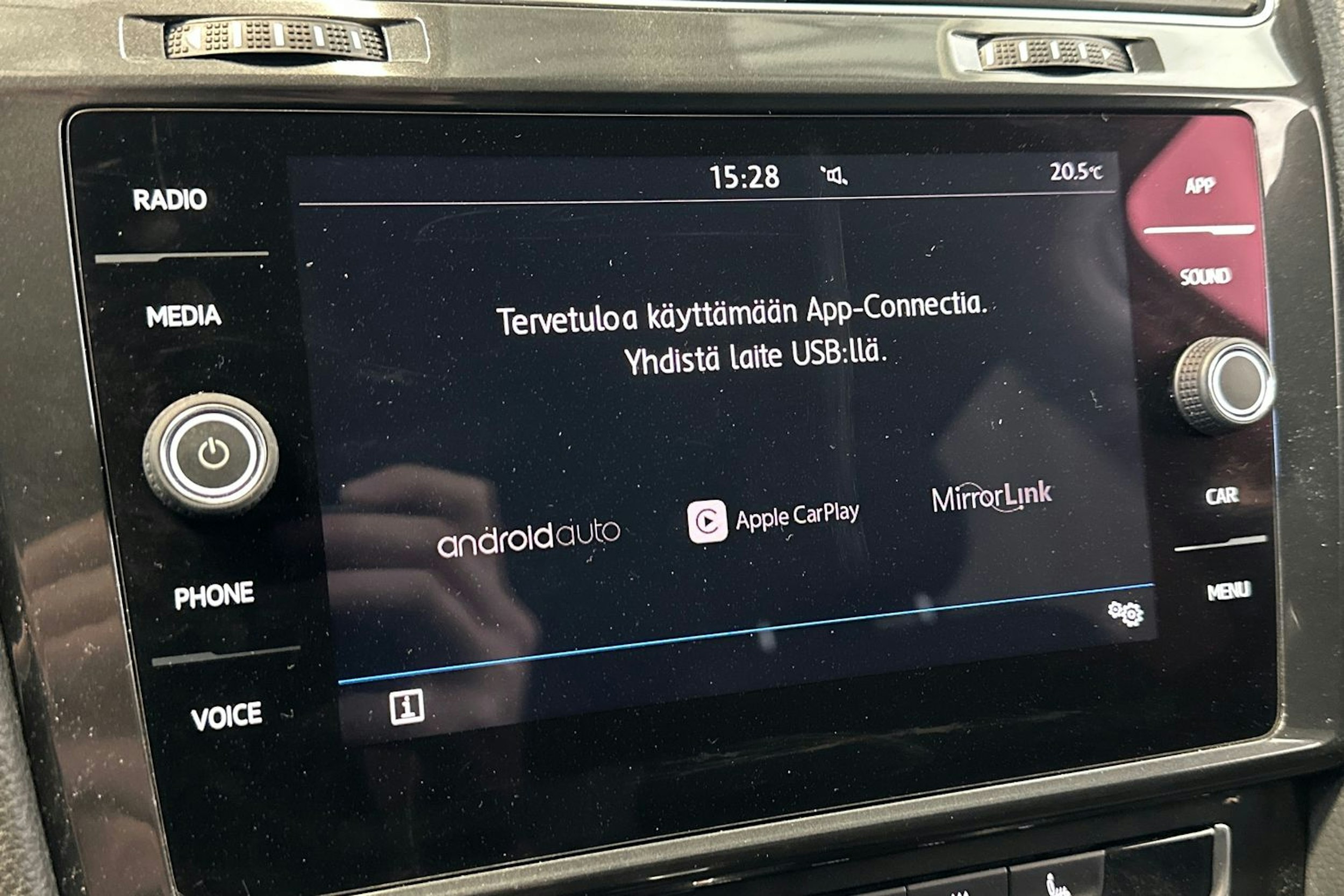 valkoinen Volkswagen Golf 2018 kuva 22.