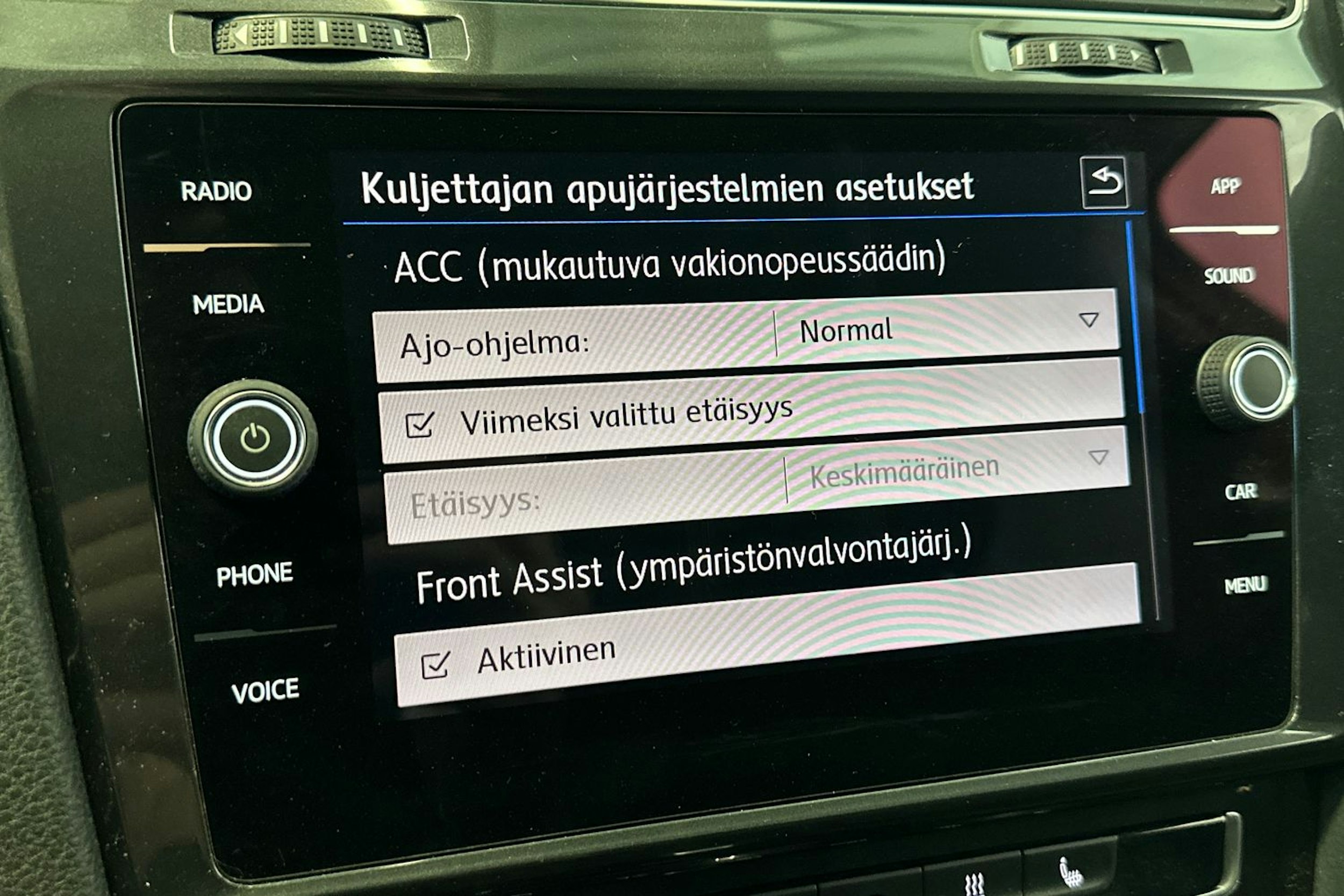 valkoinen Volkswagen Golf 2018 kuva 24.