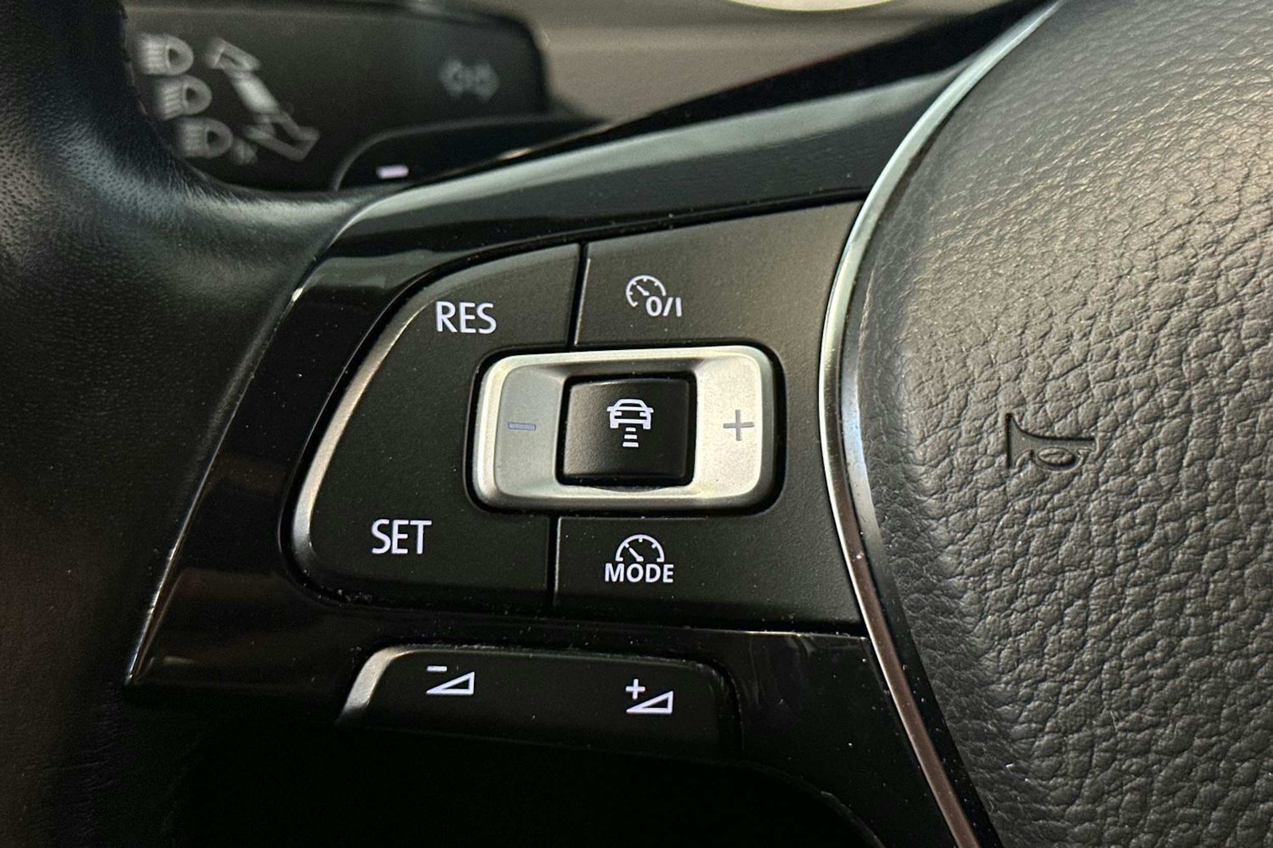 valkoinen Volkswagen Golf 2018 kuva 28.