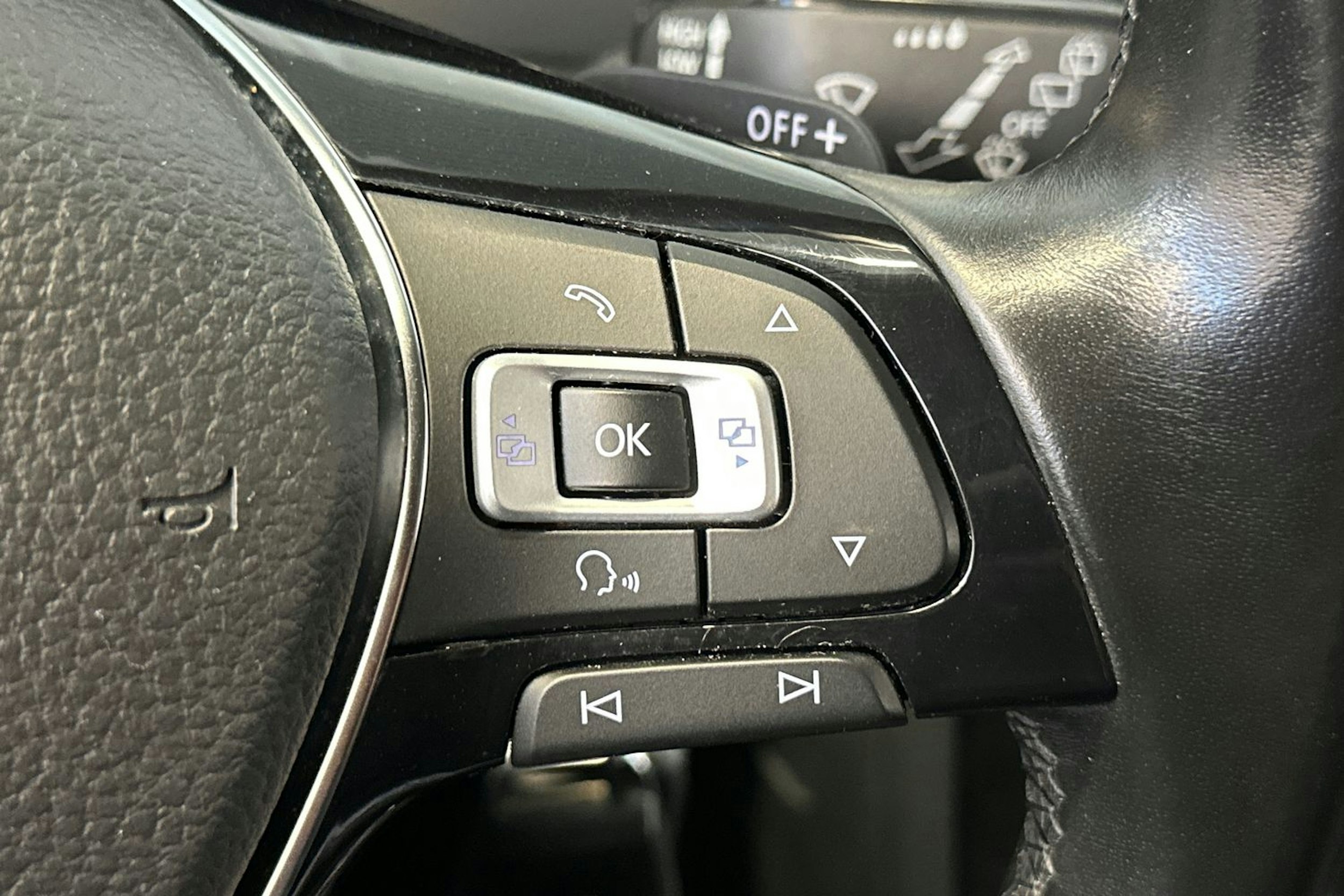 valkoinen Volkswagen Golf 2018 kuva 29.