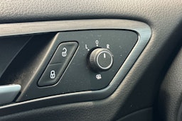 valkoinen Volkswagen Golf 2018 kuva 30.