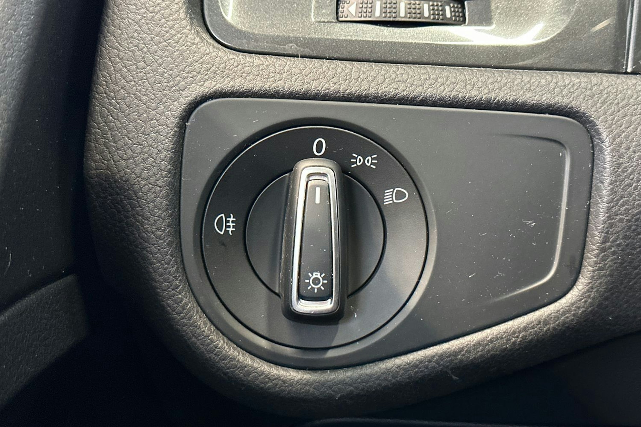 valkoinen Volkswagen Golf 2018 kuva 31.