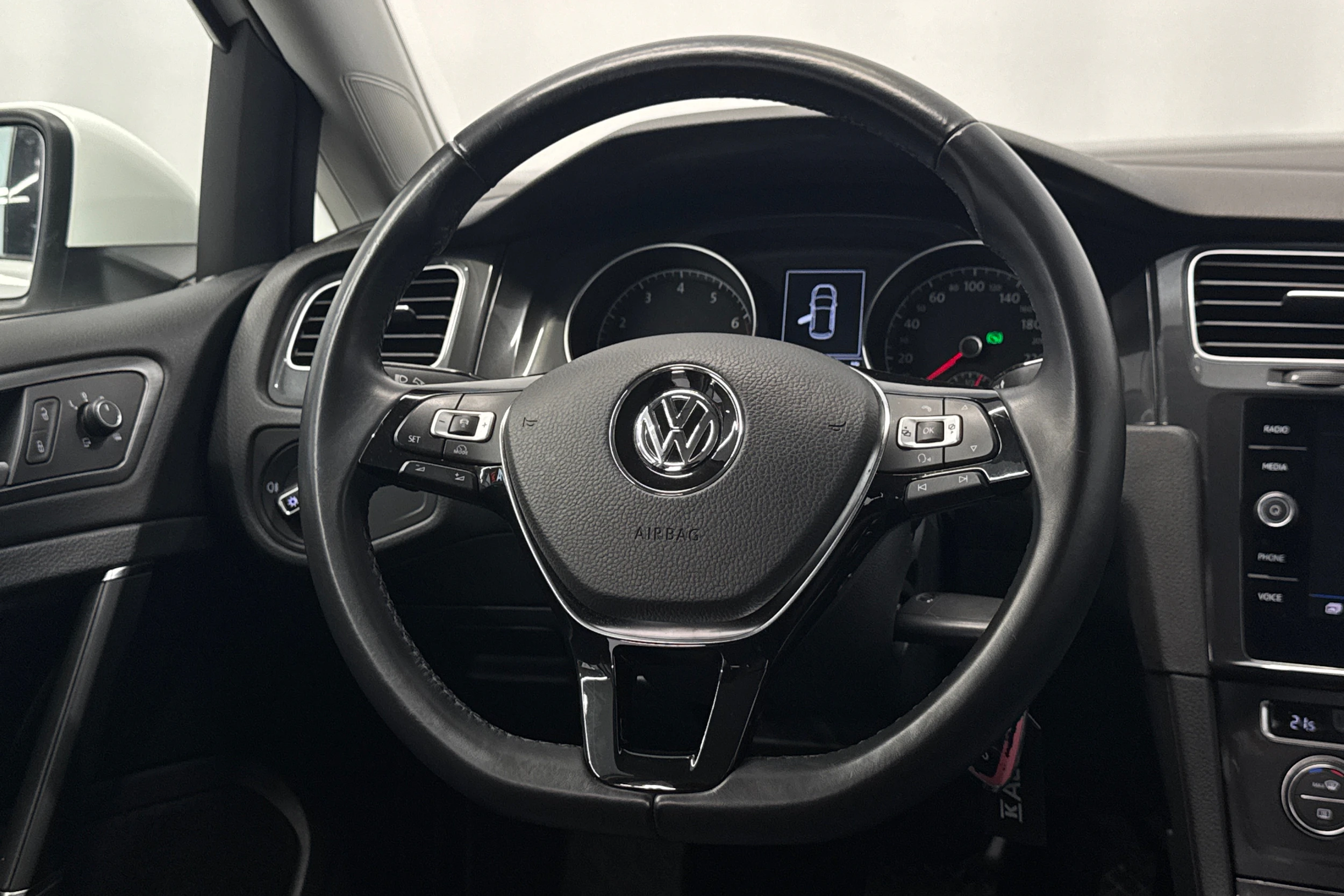 valkoinen Volkswagen Golf 2018 kuva 15.