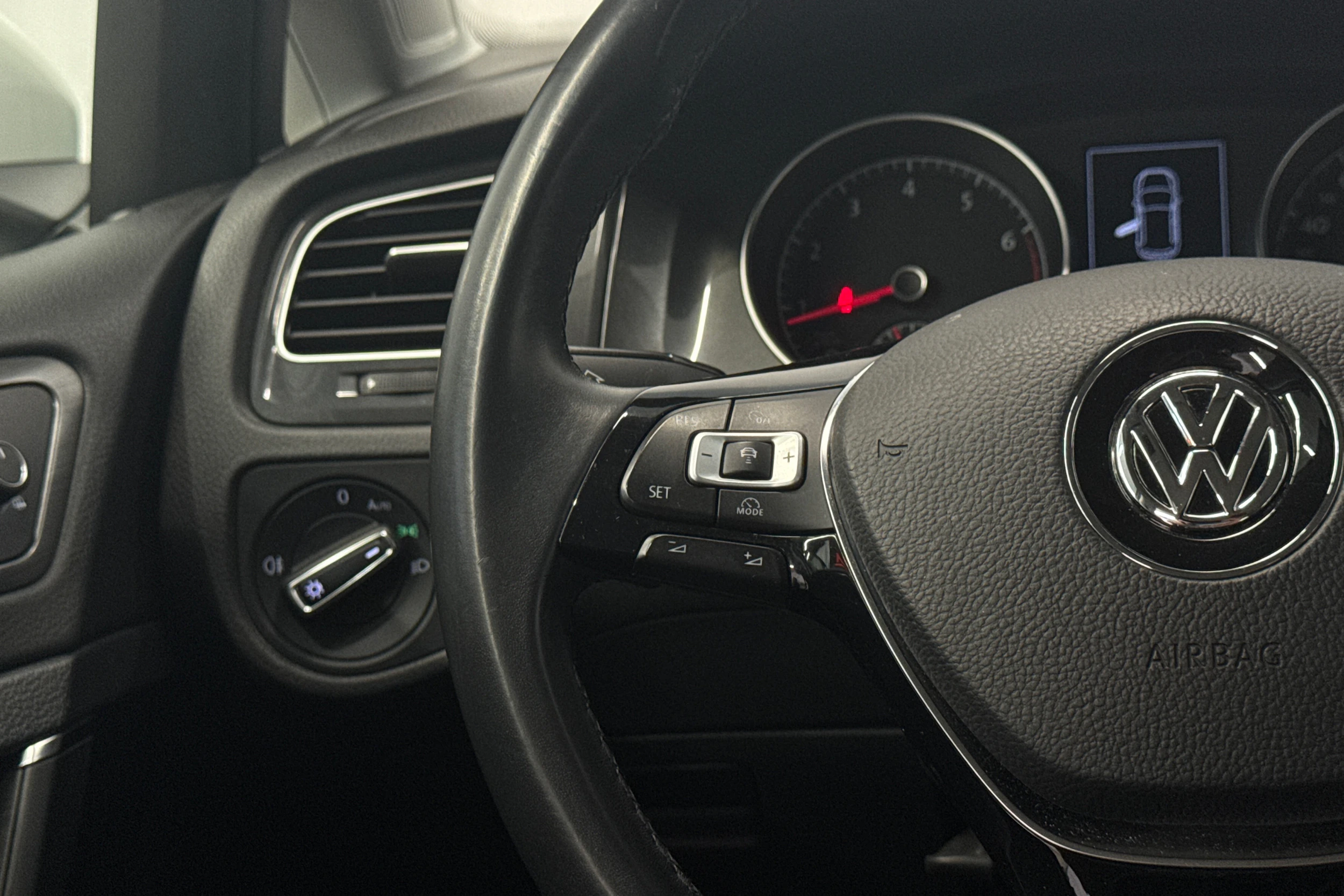 valkoinen Volkswagen Golf 2018 kuva 16.