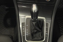 valkoinen Volkswagen Golf 2018 kuva 24.