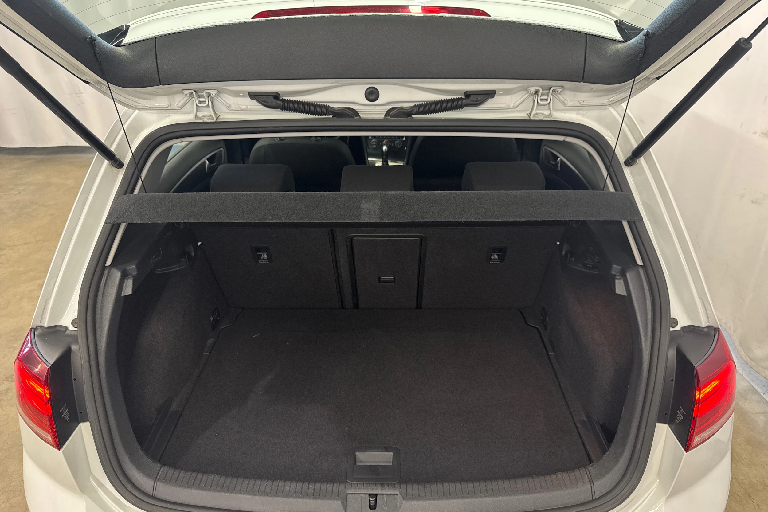valkoinen Volkswagen Golf 2018 kuva 27.