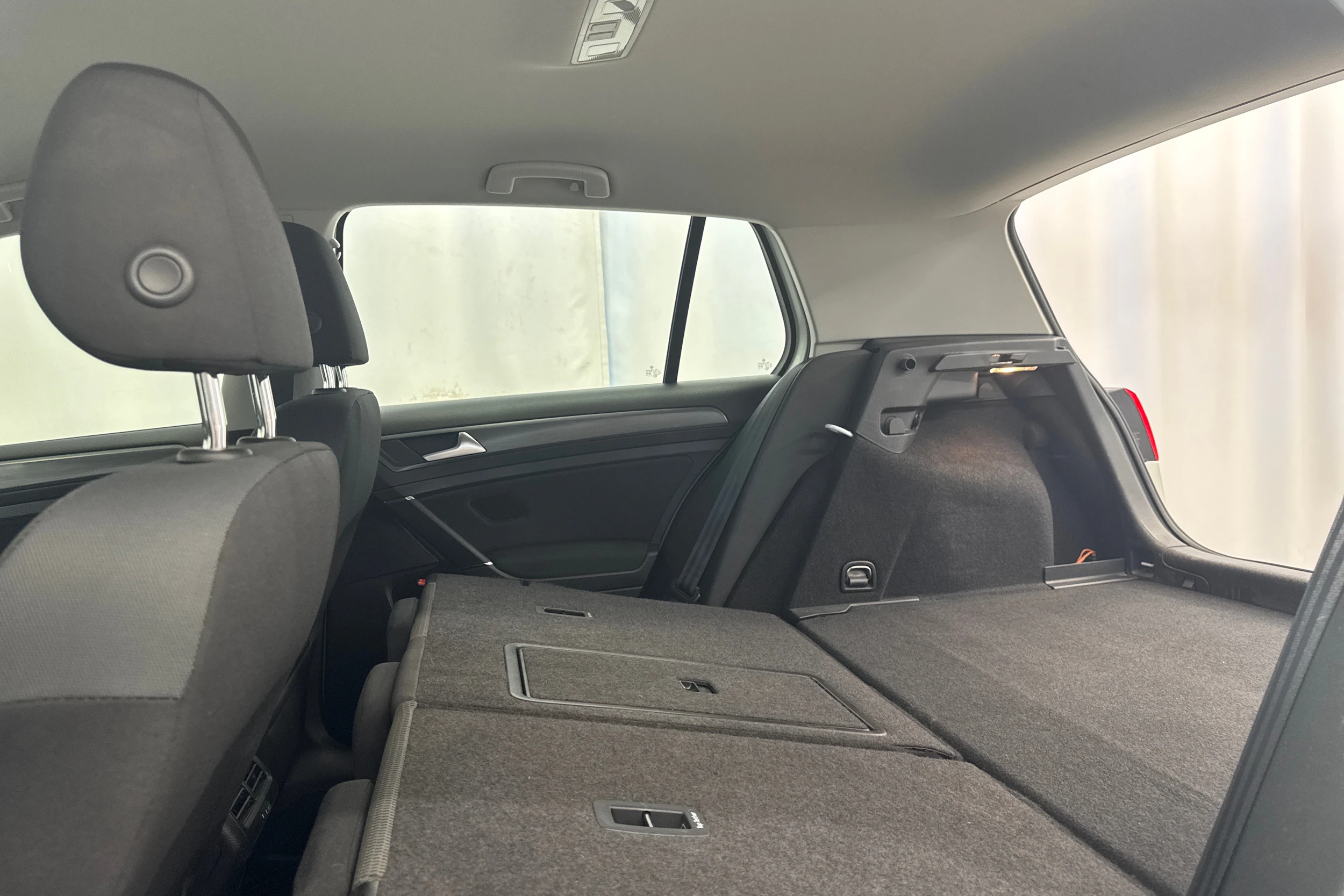 valkoinen Volkswagen Golf 2018 kuva 29.