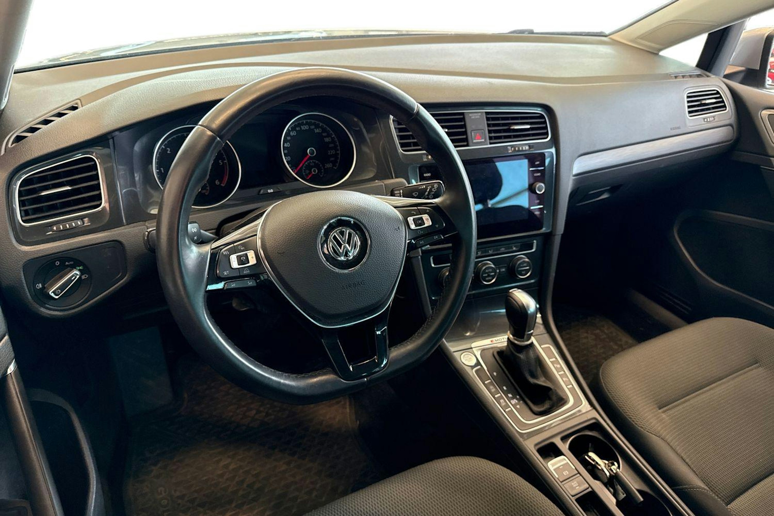 harmaa Volkswagen Golf 2018 kuva 3.