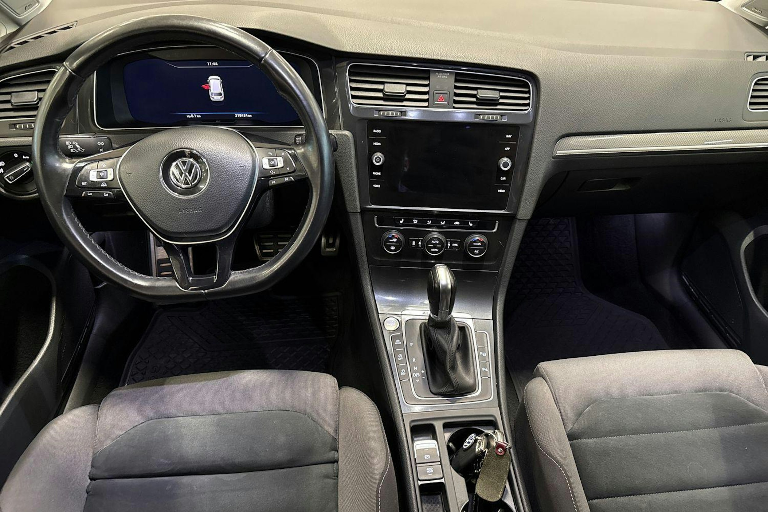 punainen Volkswagen Golf 2018 kuva 9.