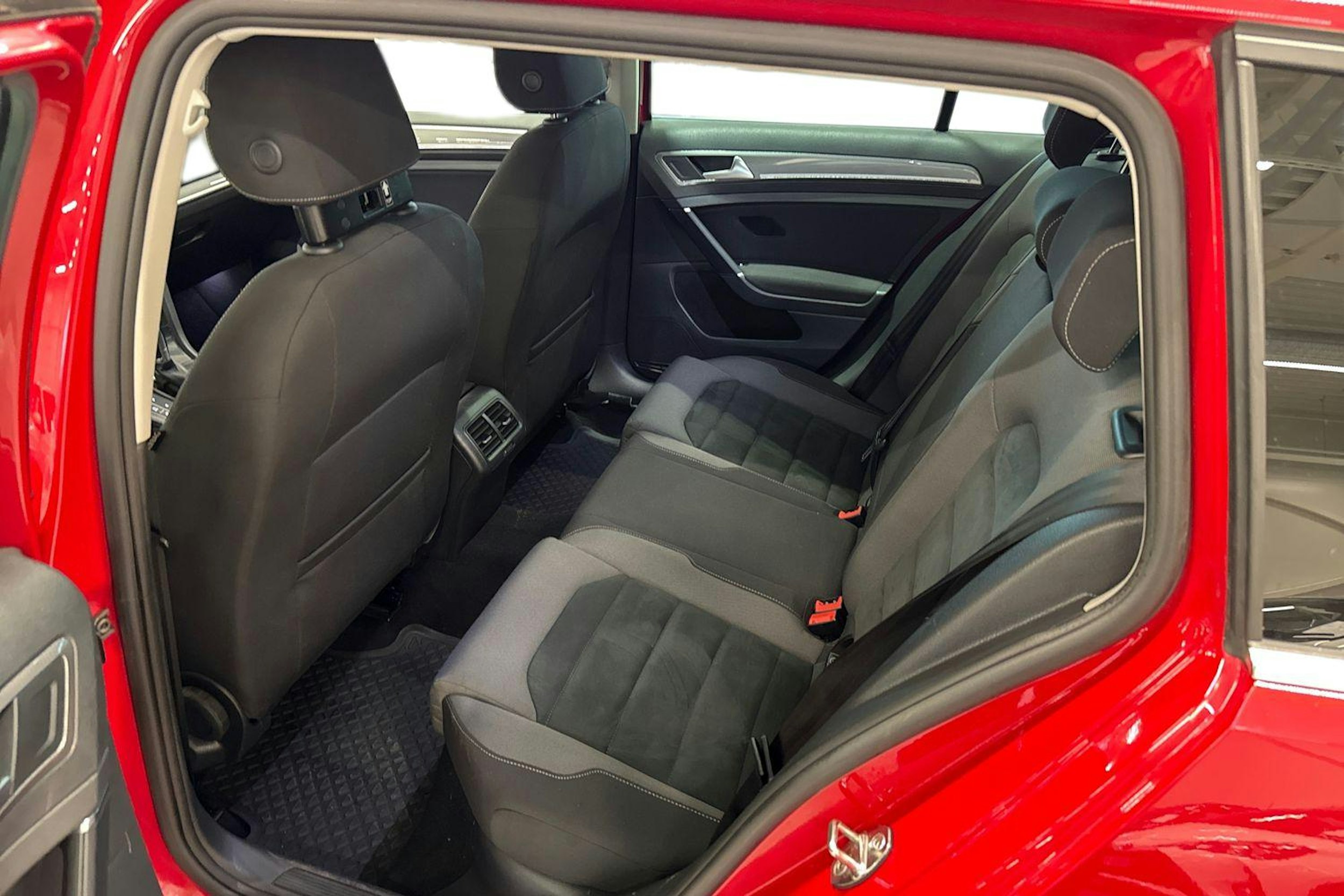 punainen Volkswagen Golf 2018 kuva 10.