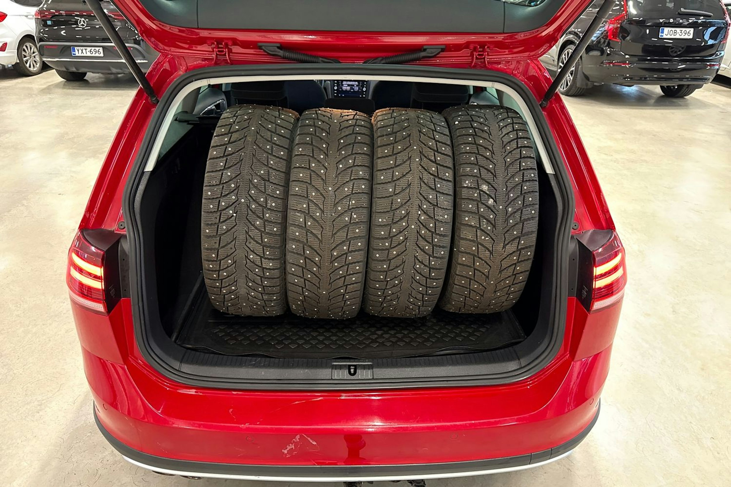 punainen Volkswagen Golf 2018 kuva 14.