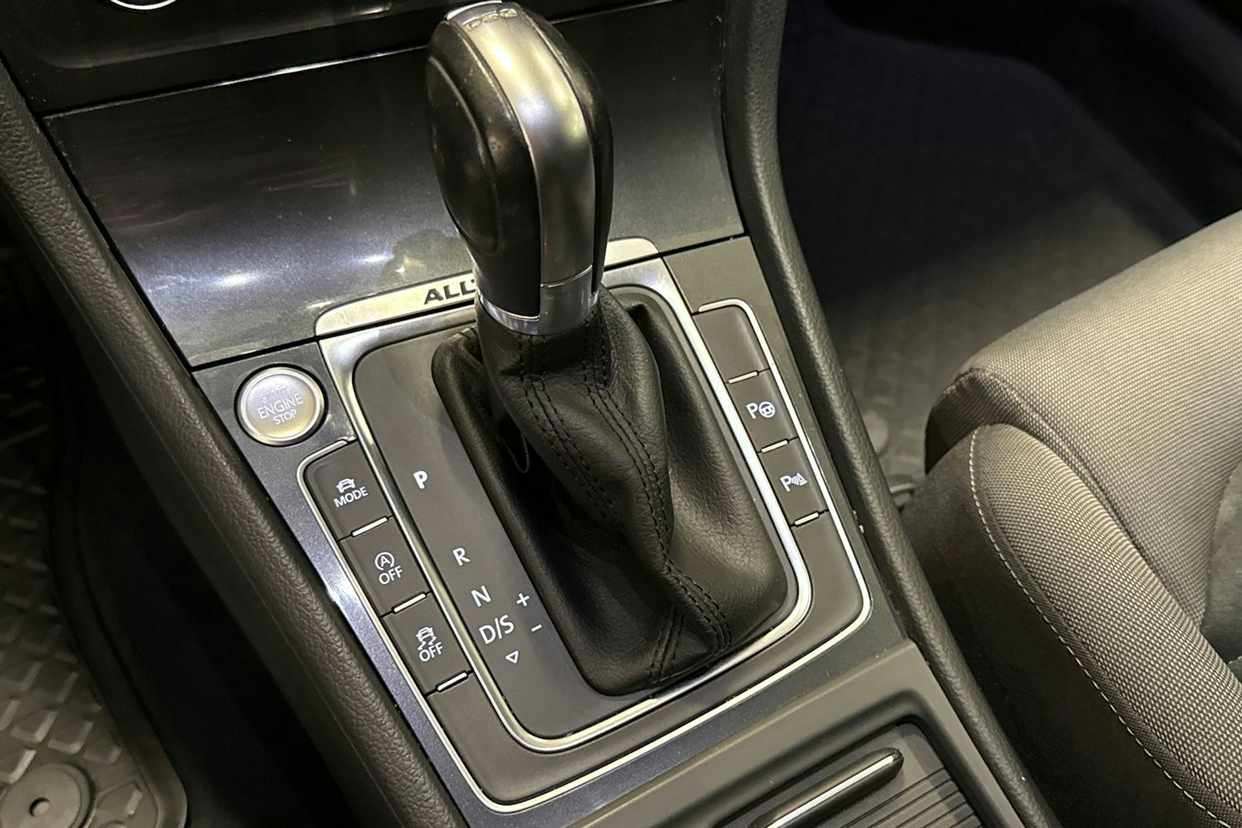 punainen Volkswagen Golf 2018 kuva 24.