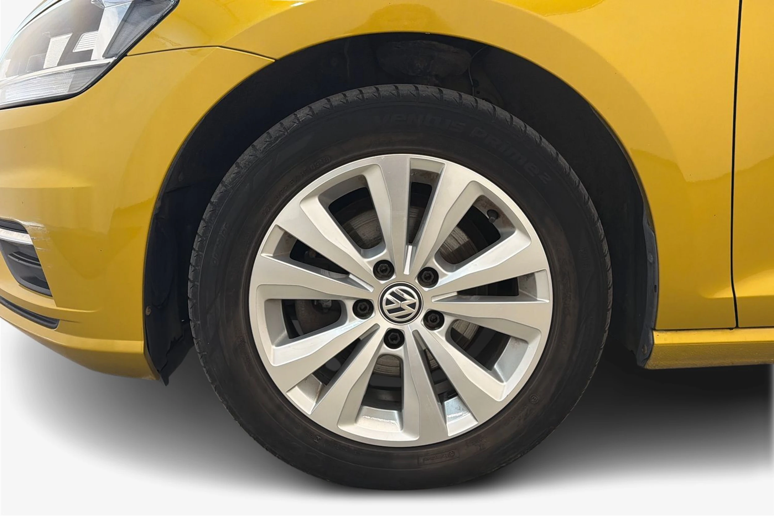 keltainen Volkswagen Golf 2018 kuva 9.